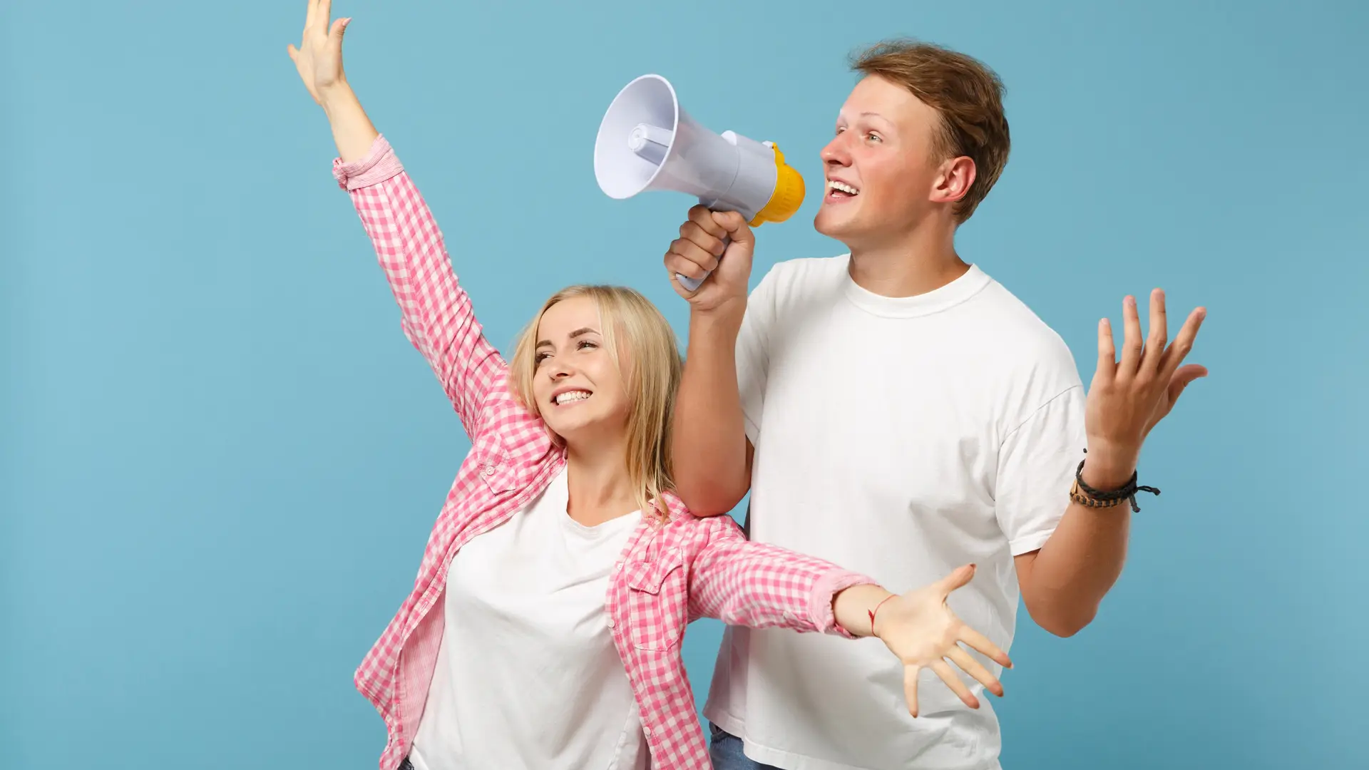 Pareja con megáfono dando su opinión sobre nedgia Pareja con megáfono dando su opinión sobre nedgia