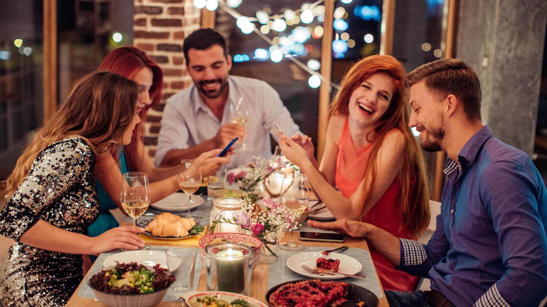 Cena de amigos en la que hay muy bien ambiente gracias a la tarifa de luz y gas de Nedgia de los anfitriones Cena de amigos en la que hay muy bien ambiente gracias a la tarifa de luz y gas de Nedgia de los anfitriones