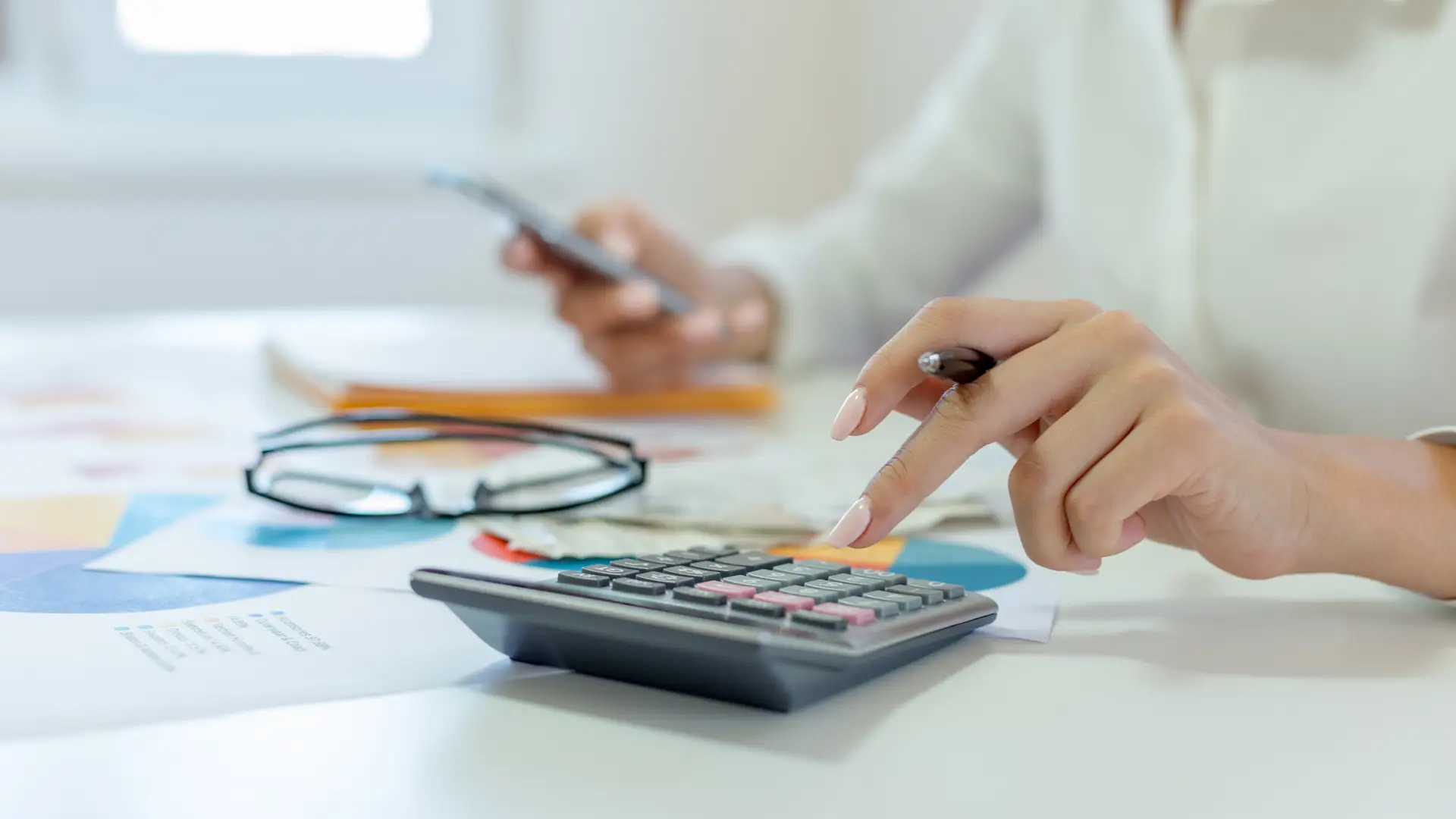 Mujer revisando factura de nexus energía Mujer revisando factura de nexus energía
