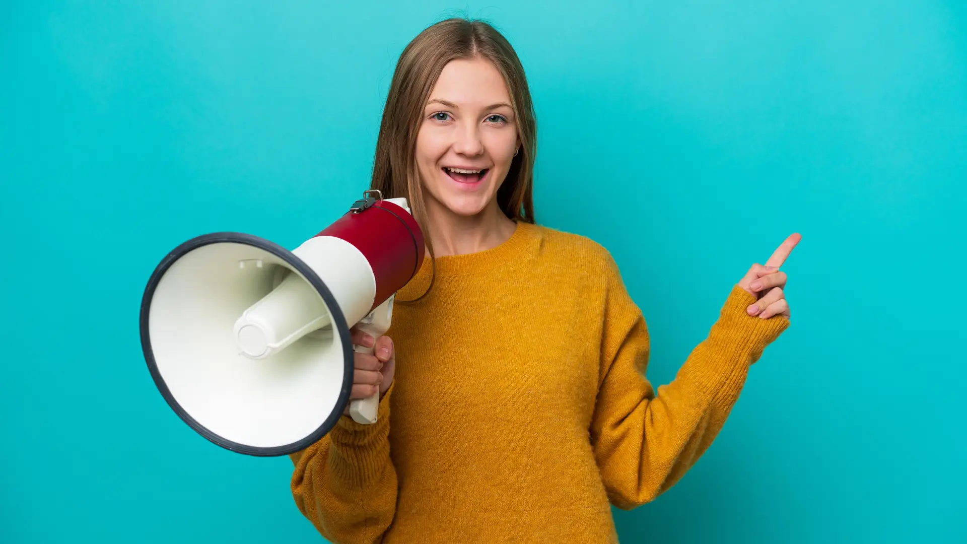 Joven con megáfono dando su opinión sobre nexus energía