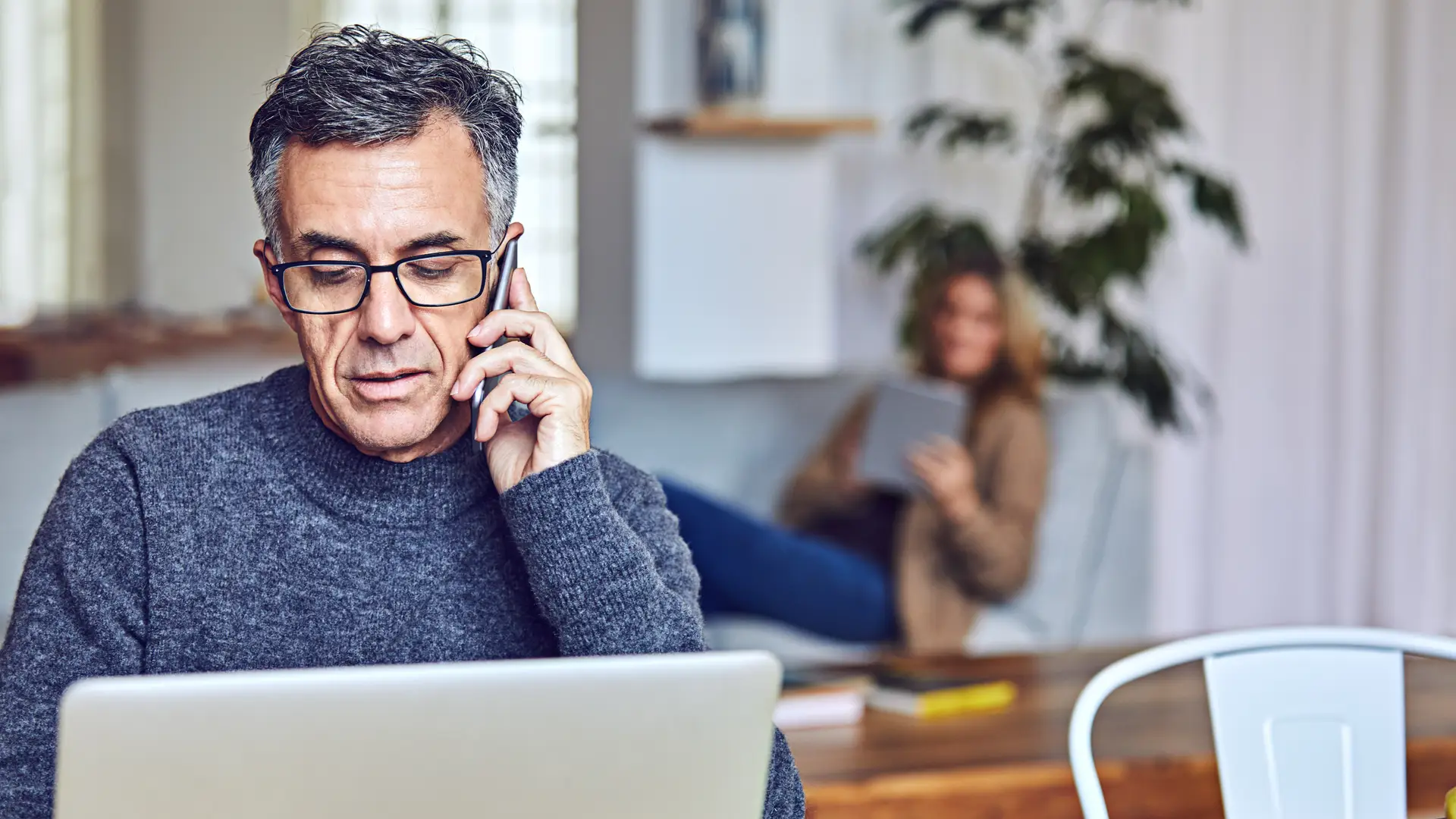 Hombre hablando por teléfono con teleoperador de nexus energía Hombre hablando por teléfono con teleoperador de nexus energía