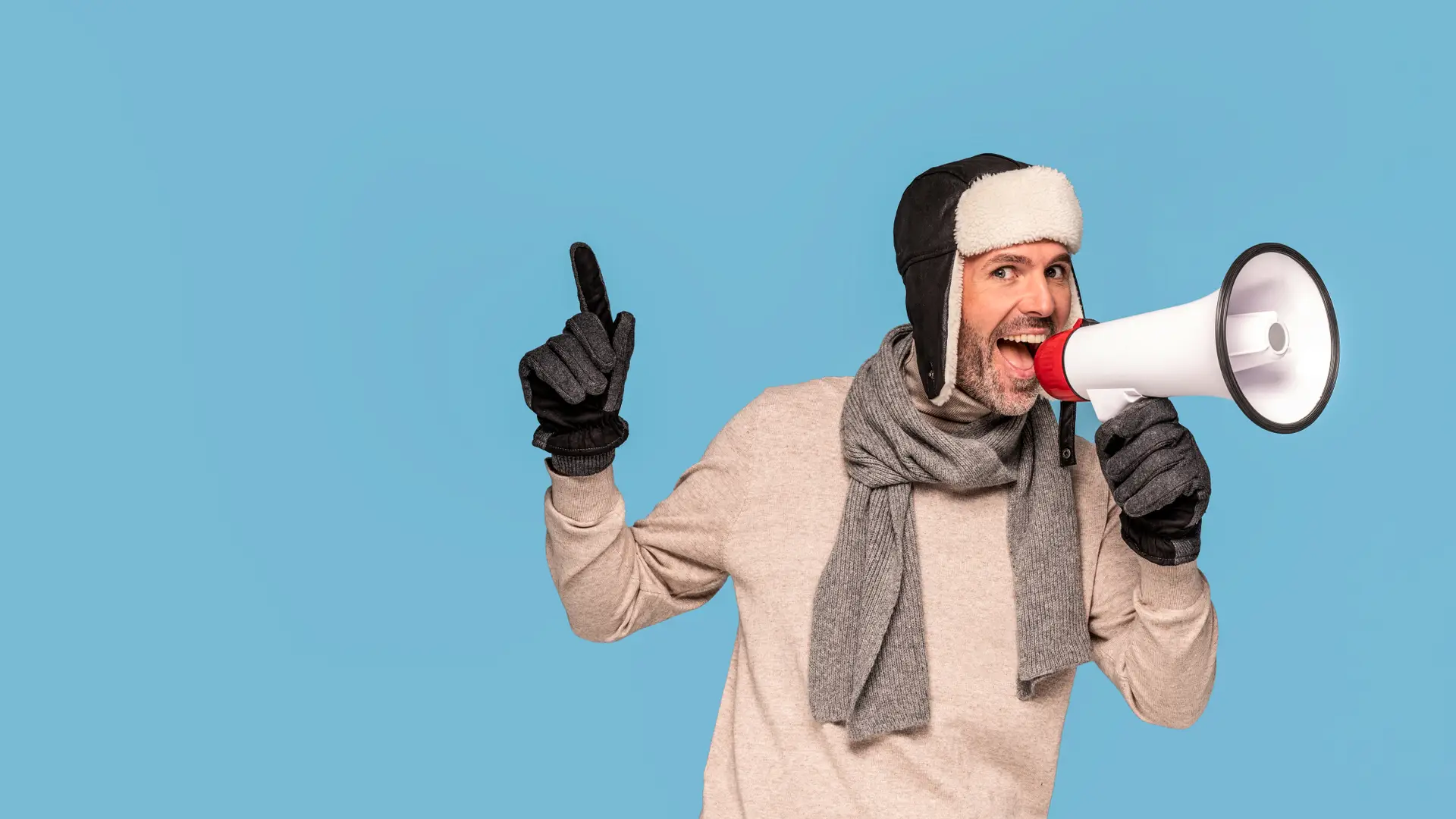 Hombre con megáfono dando su opinión sobre nortegas Hombre con megáfono dando su opinión sobre nortegas