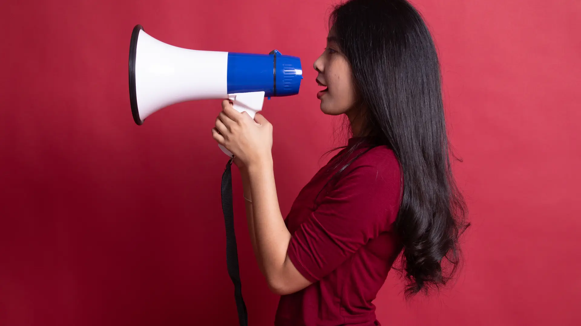 Mujer con megáfono dando su opinión sobre pepe energy