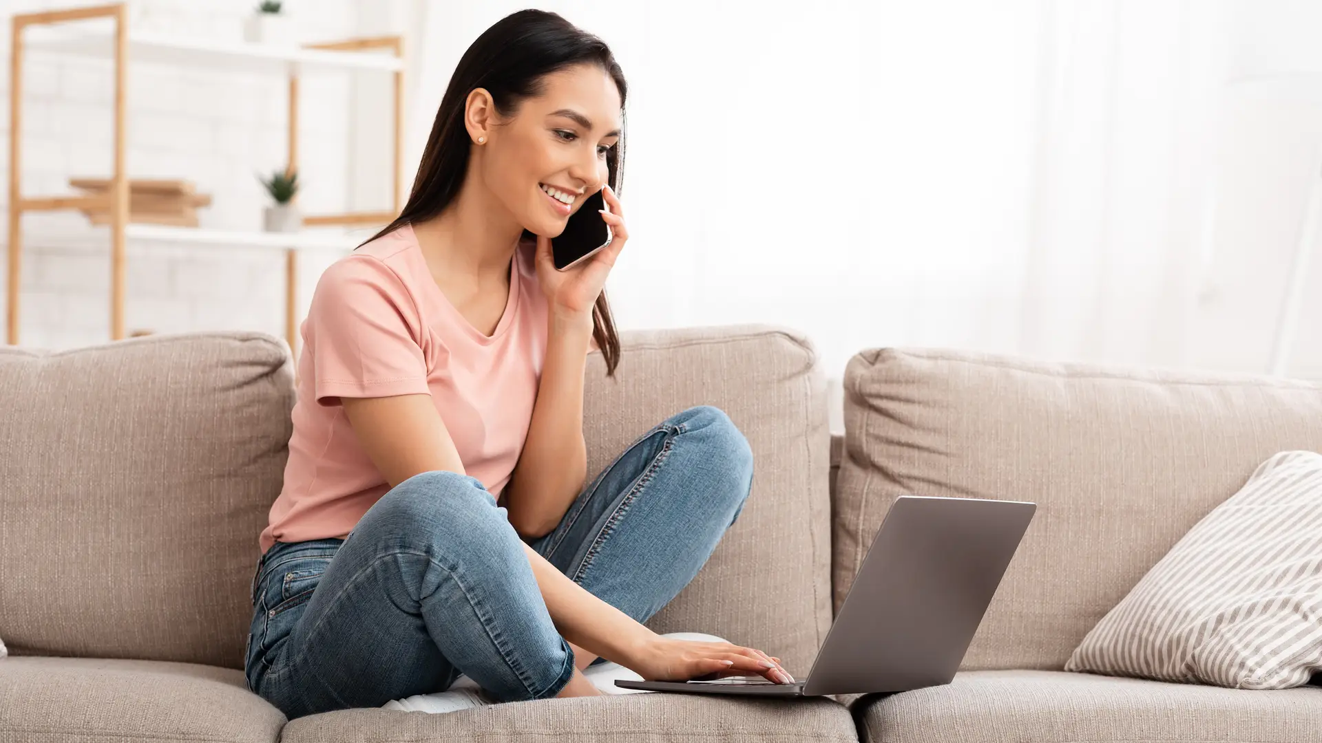 Mujer hablando por teléfono con operador de pepe energy Mujer hablando por teléfono con operador de pepe energy