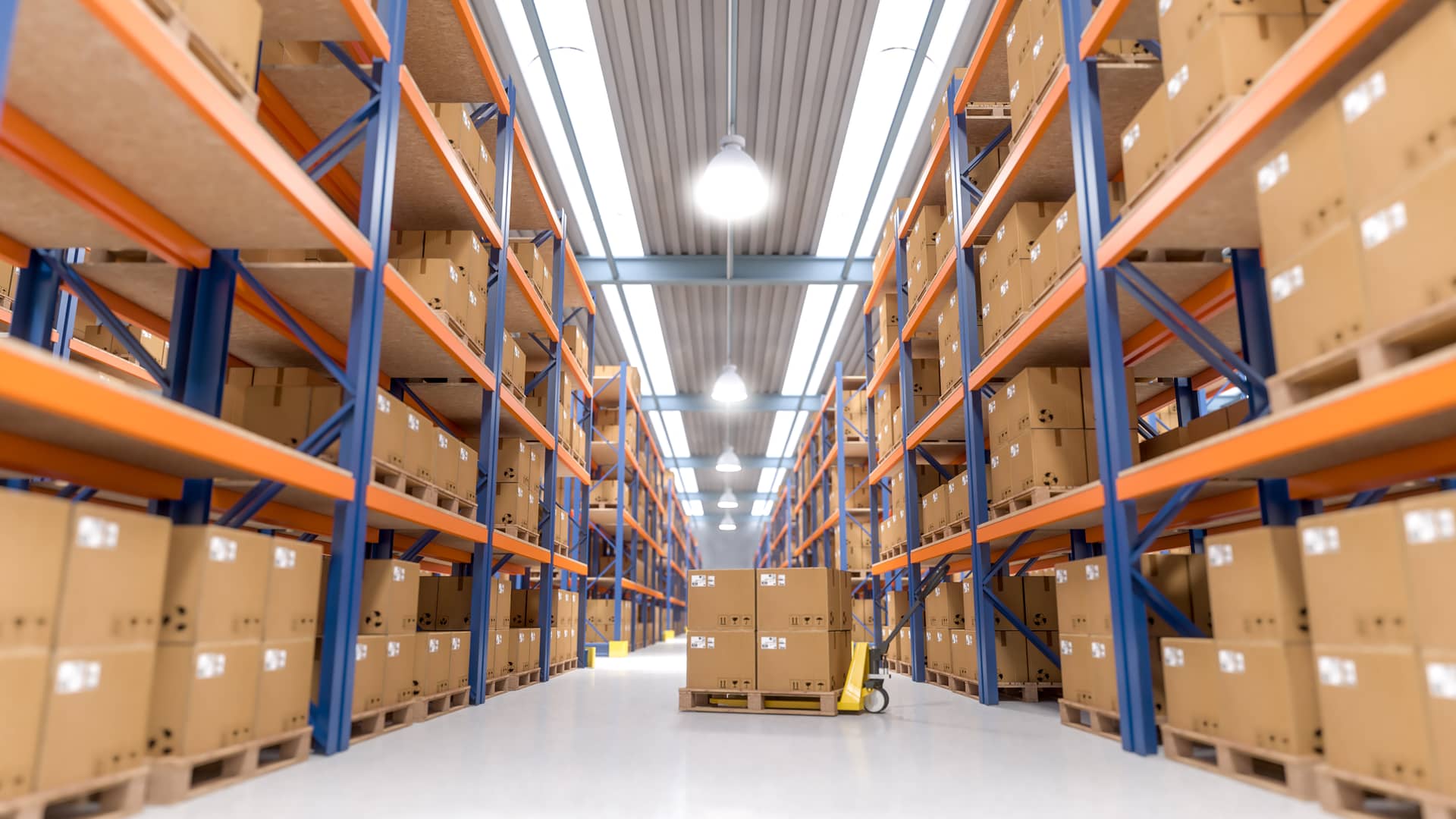 Almacén lleno de mercancía iluminado, plenitude cuenta con tarifas de luz especiales para pymes y otras empresas