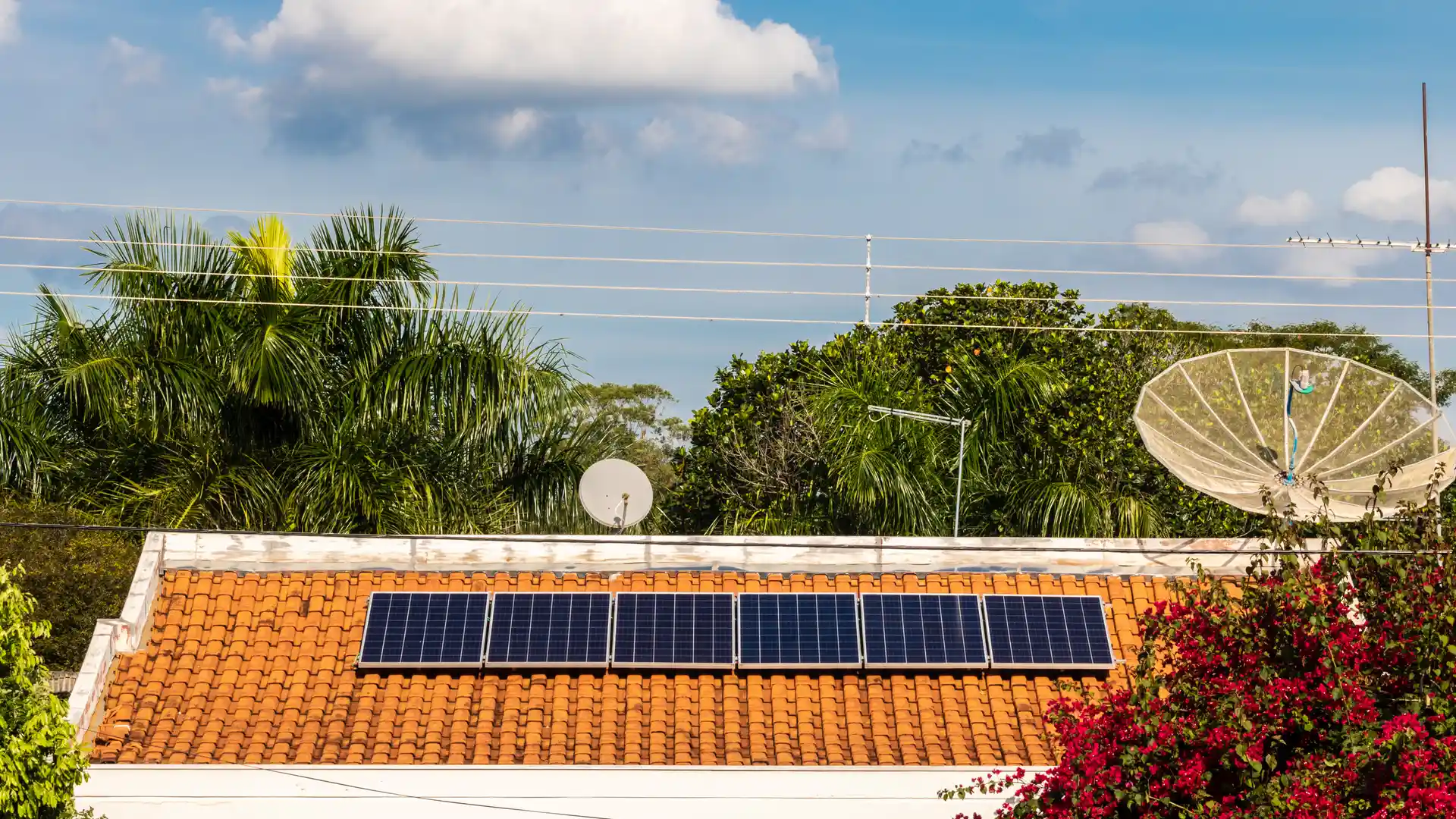 Tejado de una casa con placas solares que han sido instaladas por la empresa podo