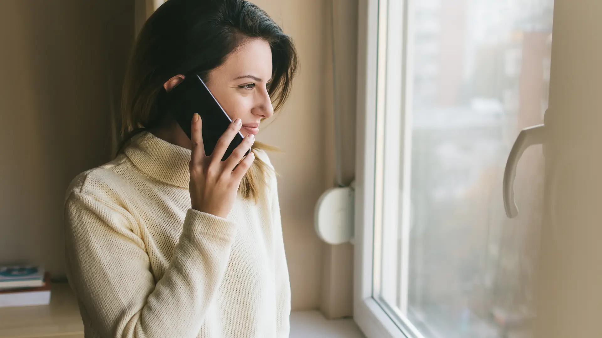 Mujer hablando por teléfono con técnico de podo Mujer hablando por teléfono con técnico de podo