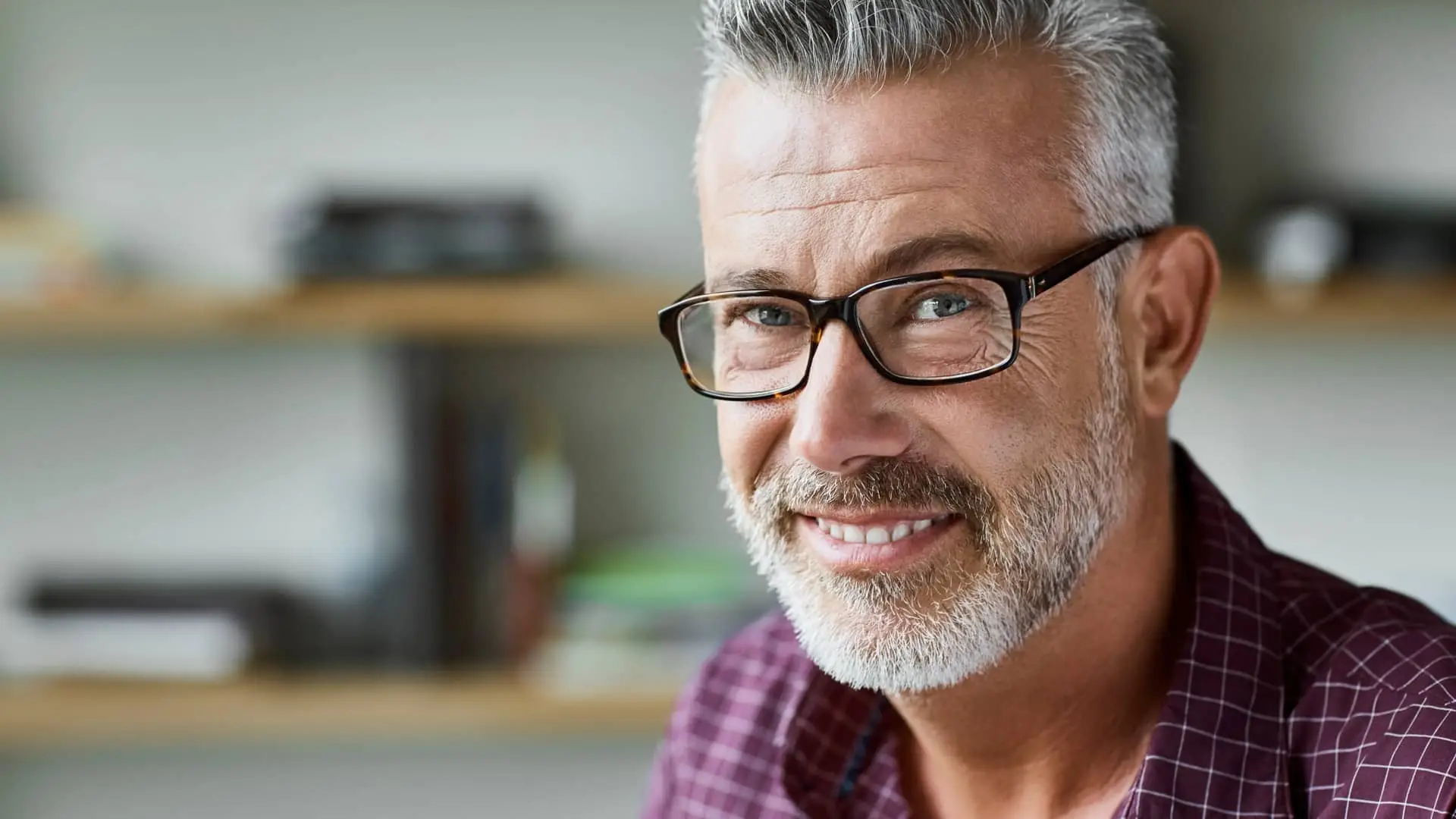 Hombre que recibi el bono social de regsiti sonriente