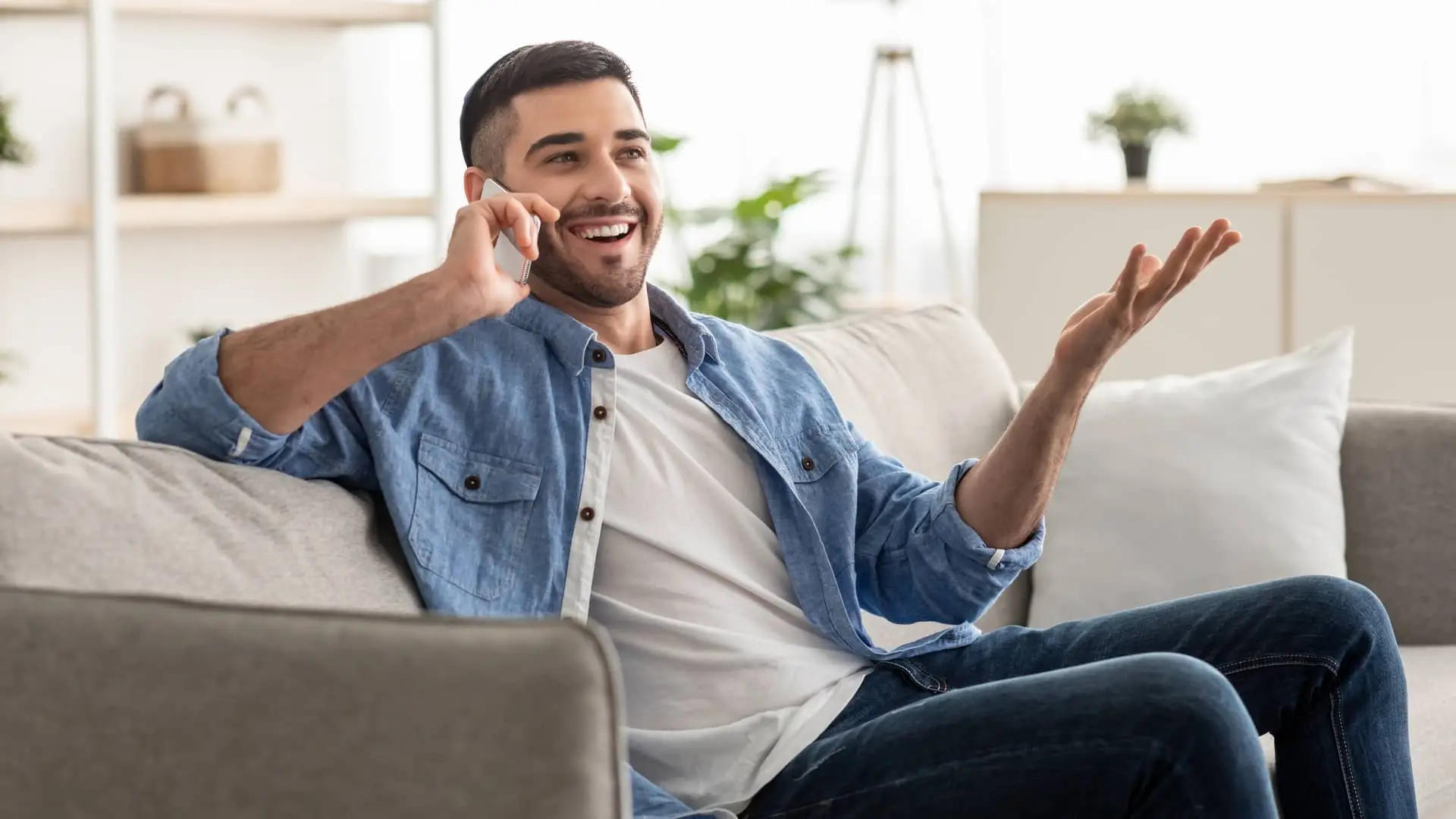 Hombre hablando por teléfono con teleoperador de regsiti Hombre hablando por teléfono con teleoperador de regsiti