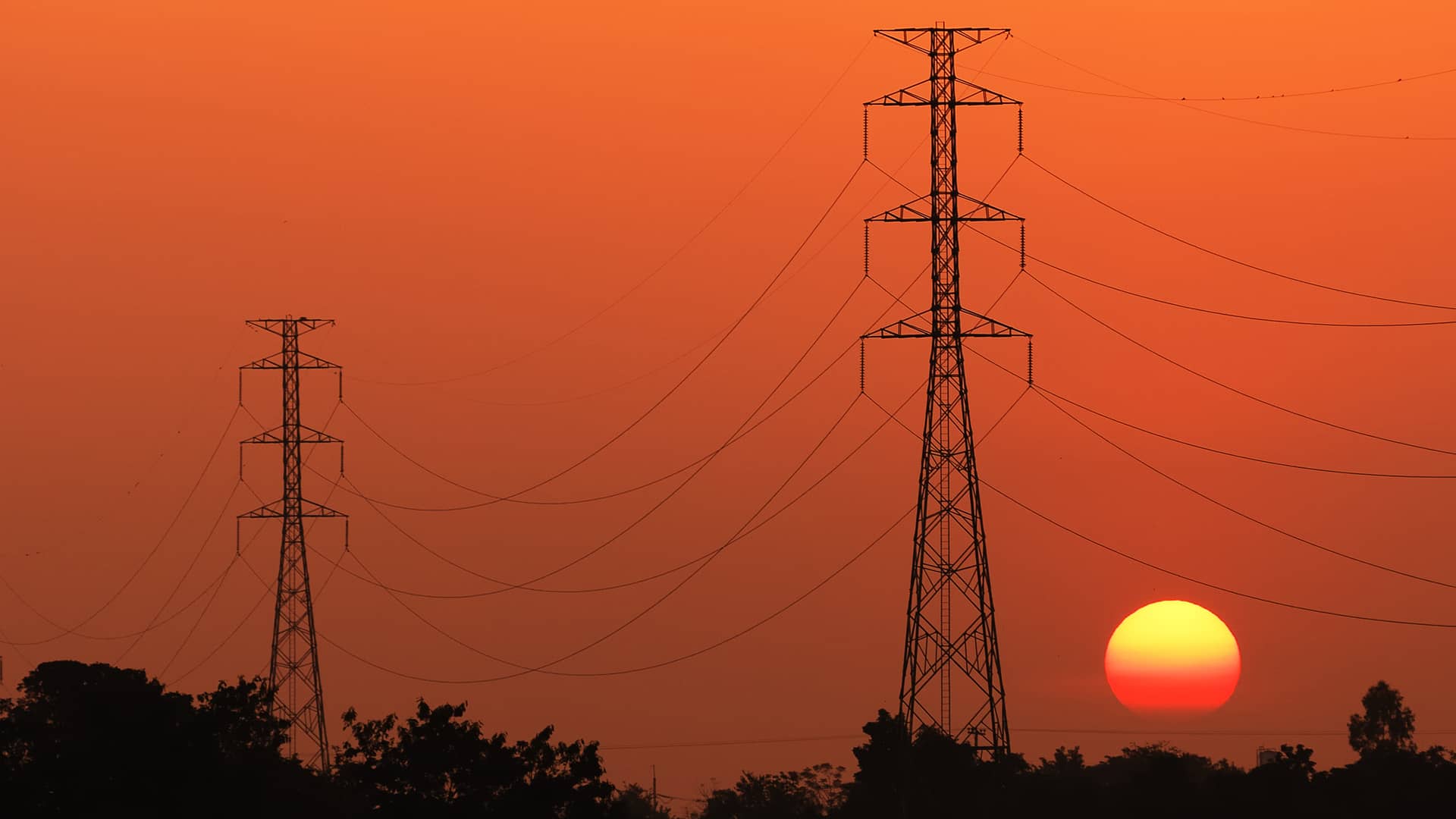 Líneas de alta tensión representan la distribución de energía repsol