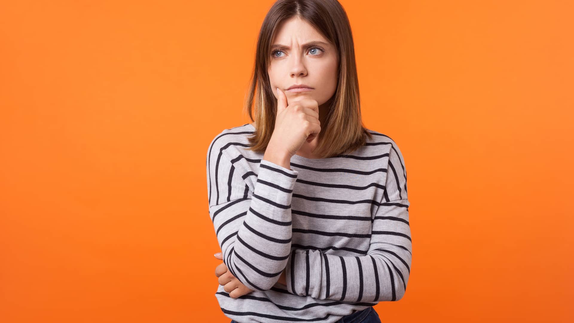 Mujer pensando cuanta es la potencia que tiene contratada con repsol Mujer pensando cuanta es la potencia que tiene contratada con repsol