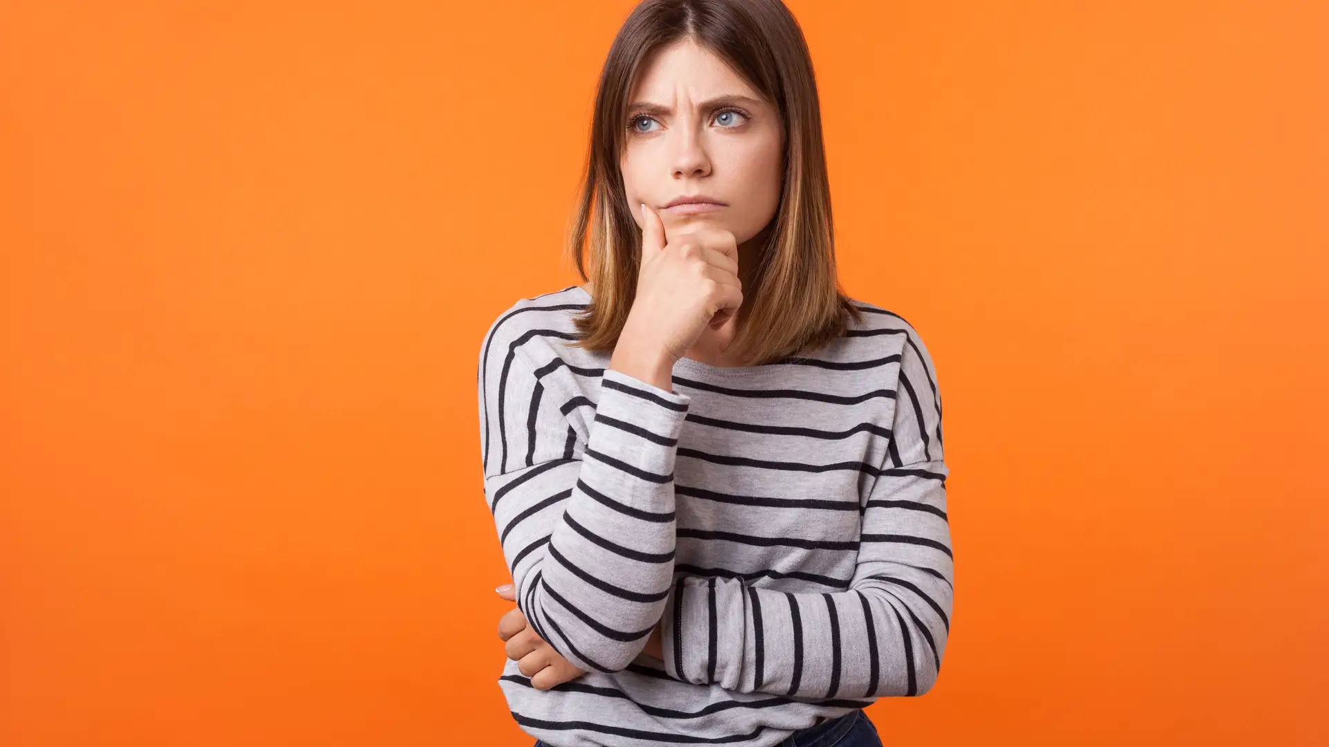 Mujer pensando cuanta es la potencia que tiene contratada con repsol Mujer pensando cuanta es la potencia que tiene contratada con repsol