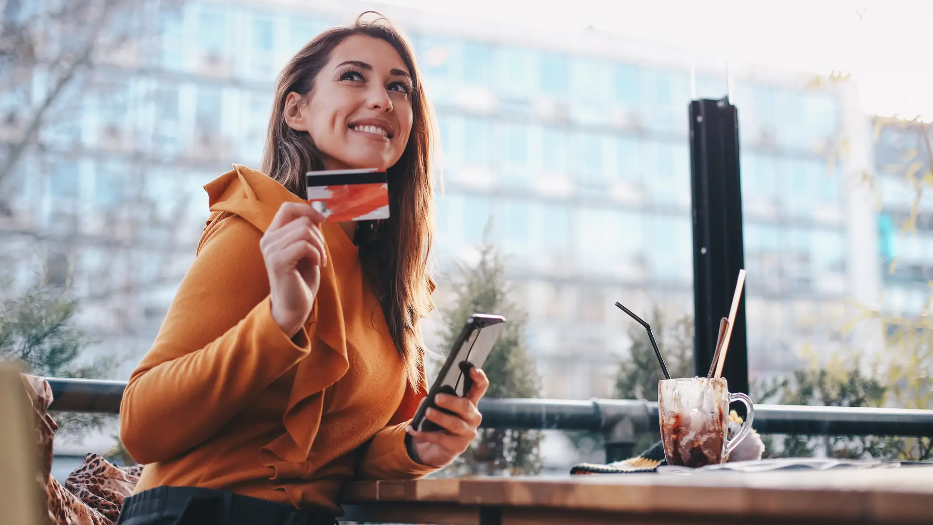 Mujer usando tarjeta de repsol para efectuar sus compras Mujer usando tarjeta de repsol para efectuar sus compras