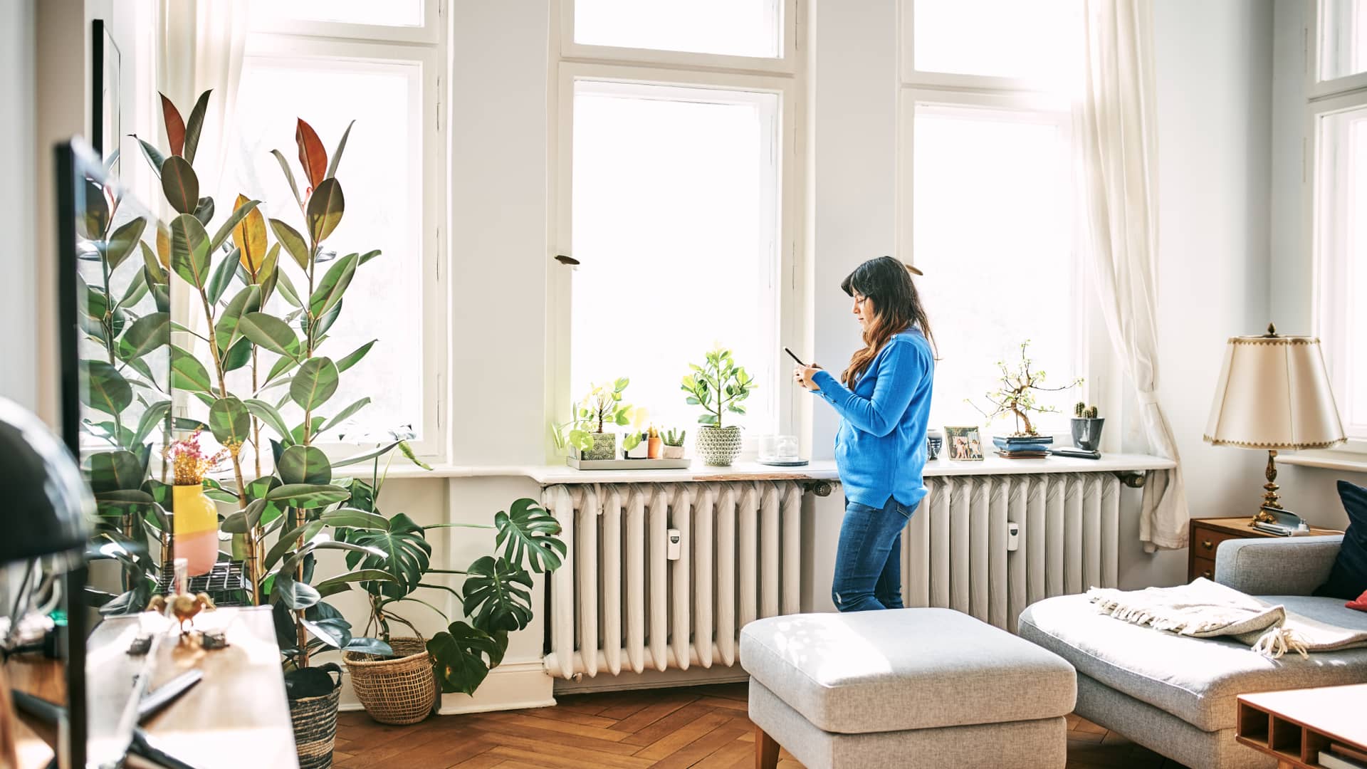 Mujer con tarifa de som energía contratada disfrutando de sus ventajas