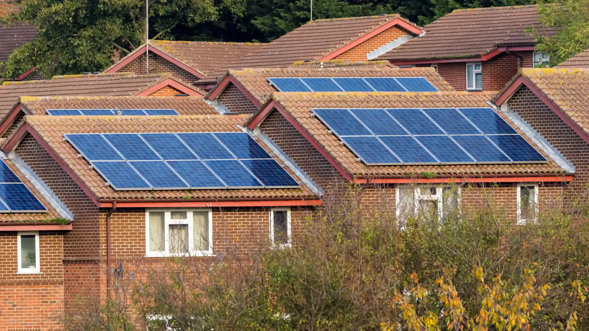 Tejado de una casa con placas de energia solar de la empresa energética Totalenergies