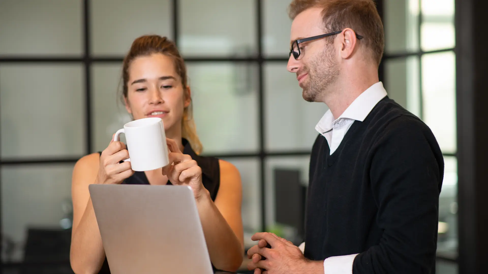 Asesor energético dando su opinión sobre waitium a su becaria Asesor energético dando su opinión sobre waitium a su becaria