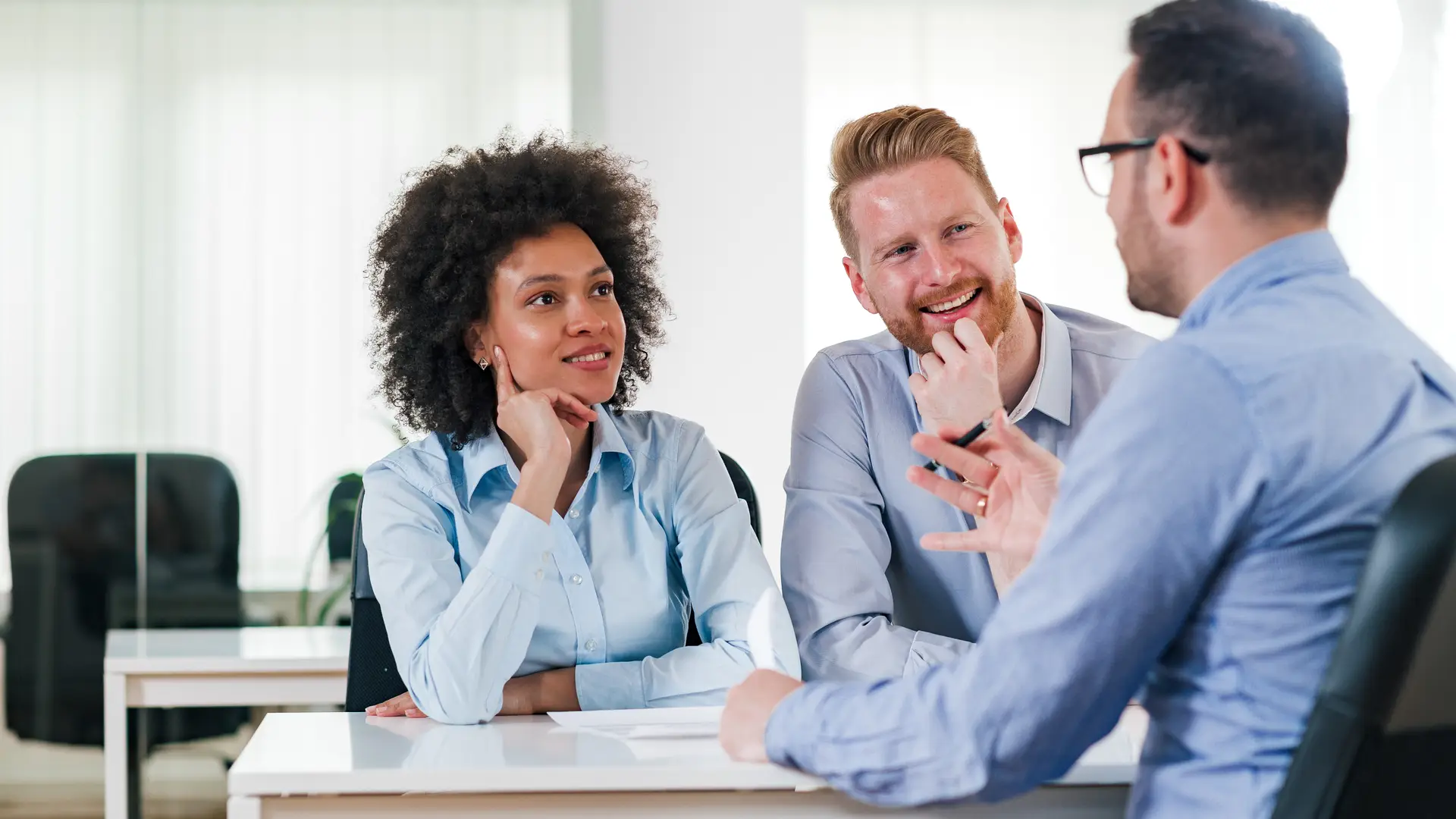 Personas hablando y dando su opinión sobre la compañía energética xenera Personas hablando y dando su opinión sobre la compañía energética xenera