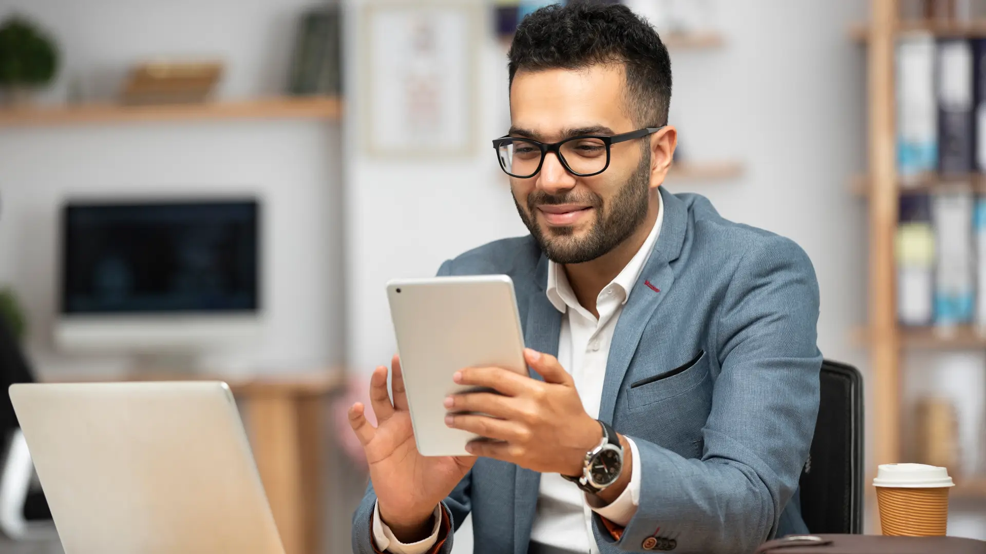 Hombre revisando en su tablet el área clientes de Endesa X Hombre revisando en su tablet el área clientes de Endesa X