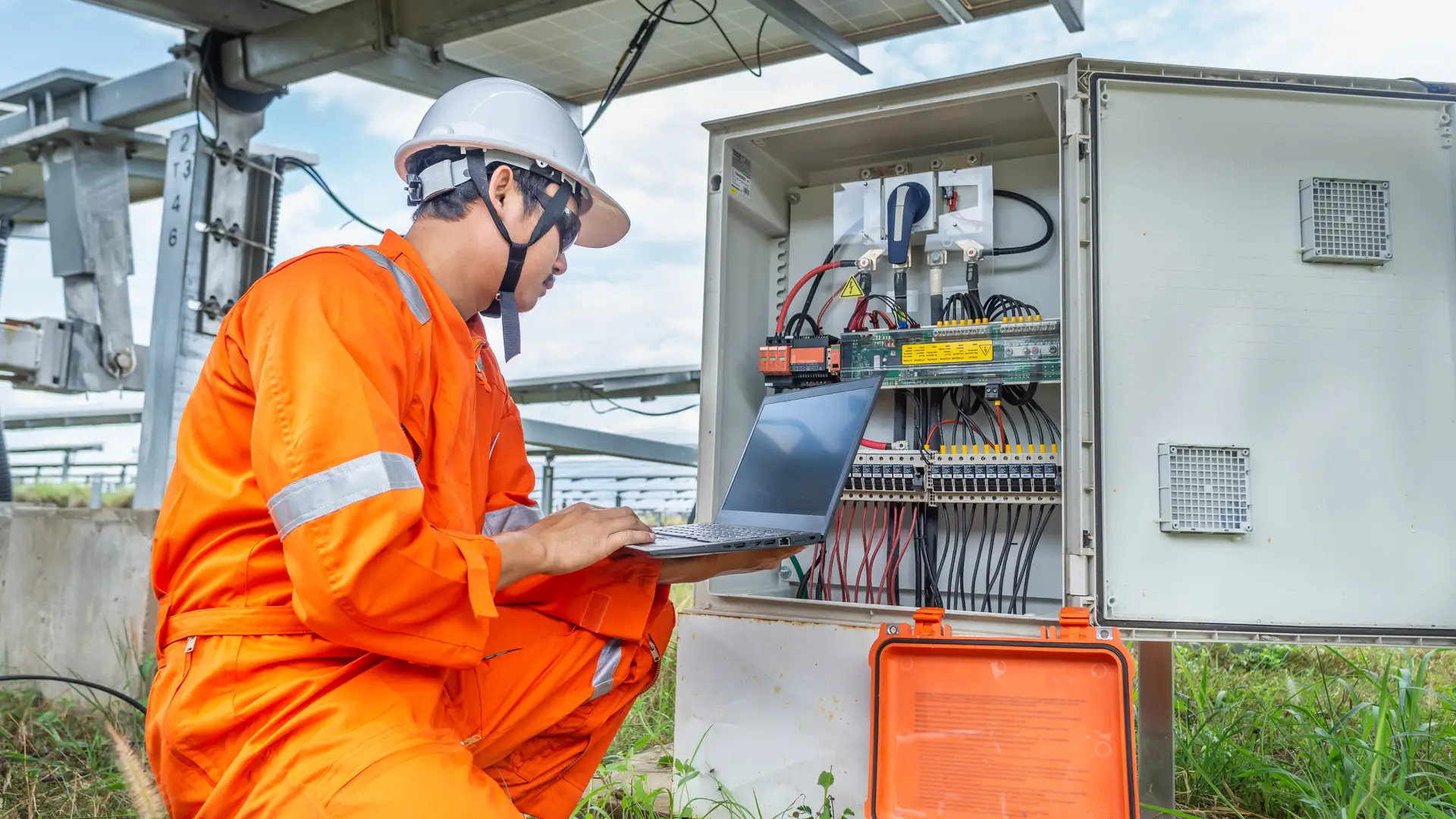 Un técnico haciendo unos arreglos de mantenimiento en unas placas de energía solar de la empresa Endesa X