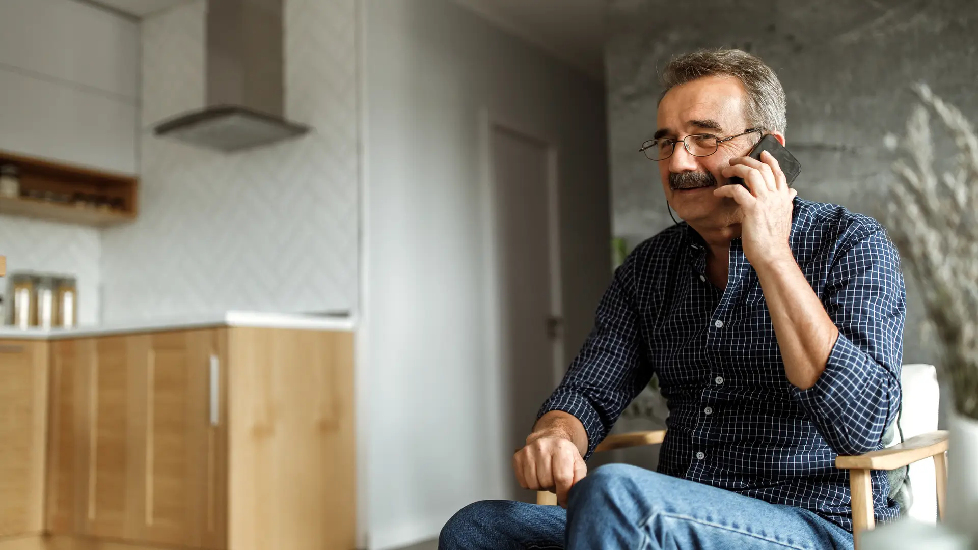 Un hombre hablando por teléfono con los instaladores de energia solar de Otovo