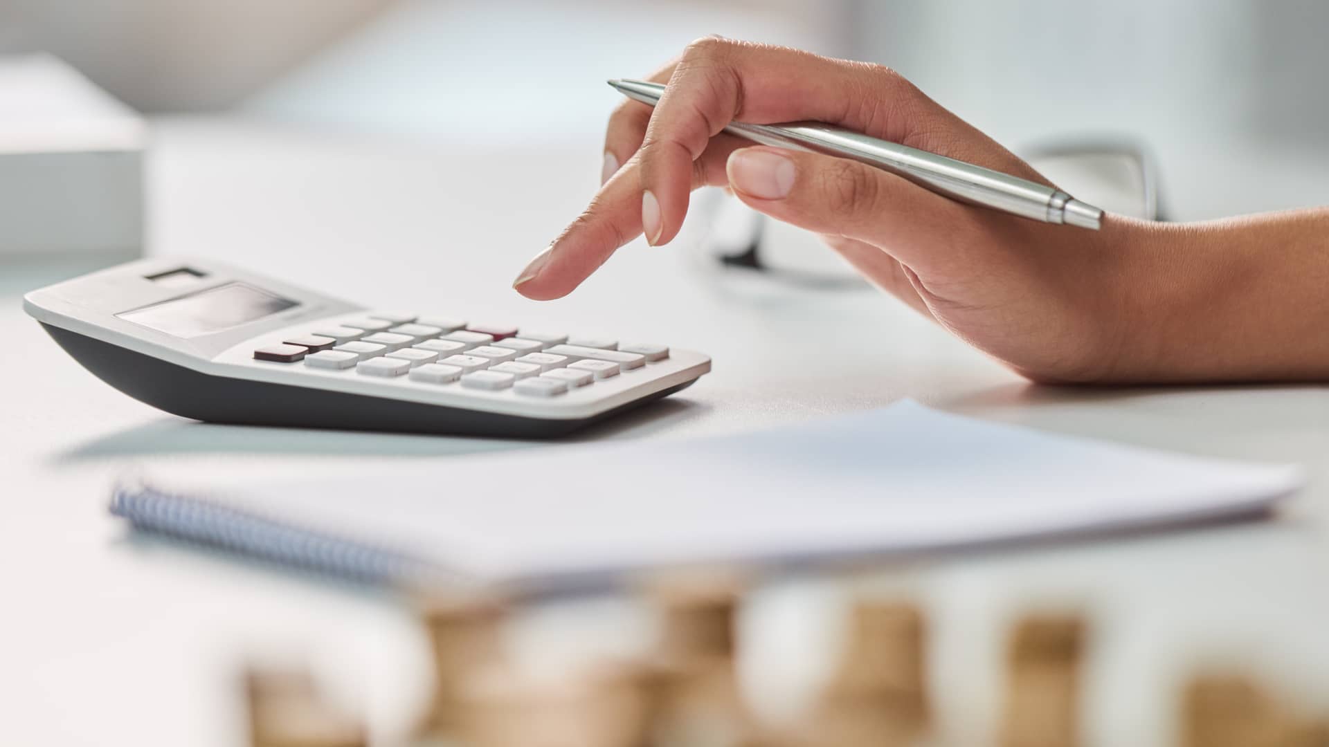 Mujer calculando el ahorro al elegir una calefacción más barata