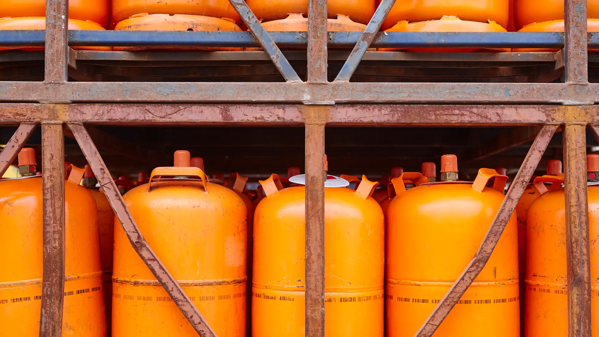 Bombonas de gas butano en camión almacenadas Bombonas de gas butano en camión almacenadas