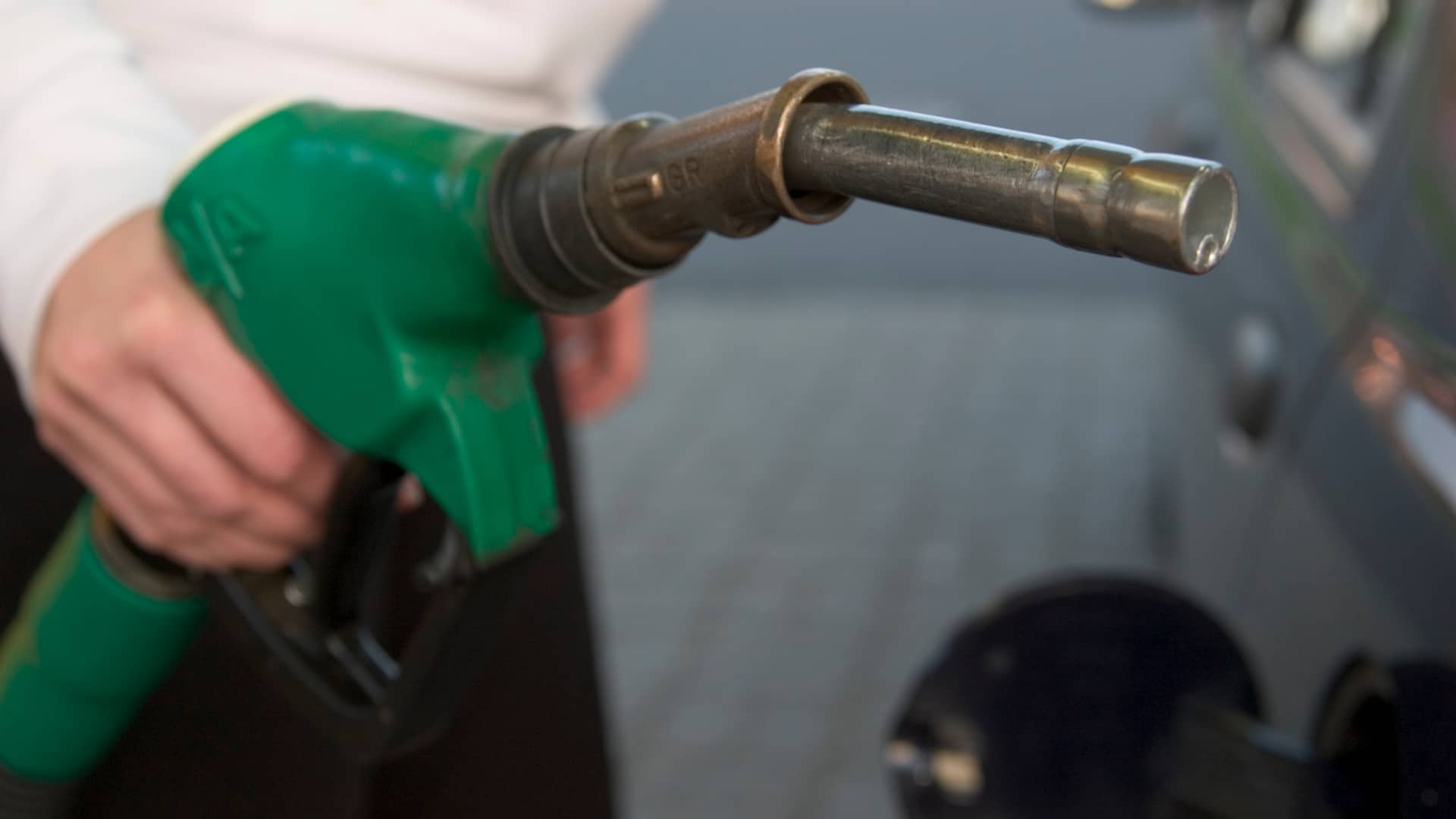 Hombre repostando gasoil de gas natural Hombre repostando gasoil de gas natural