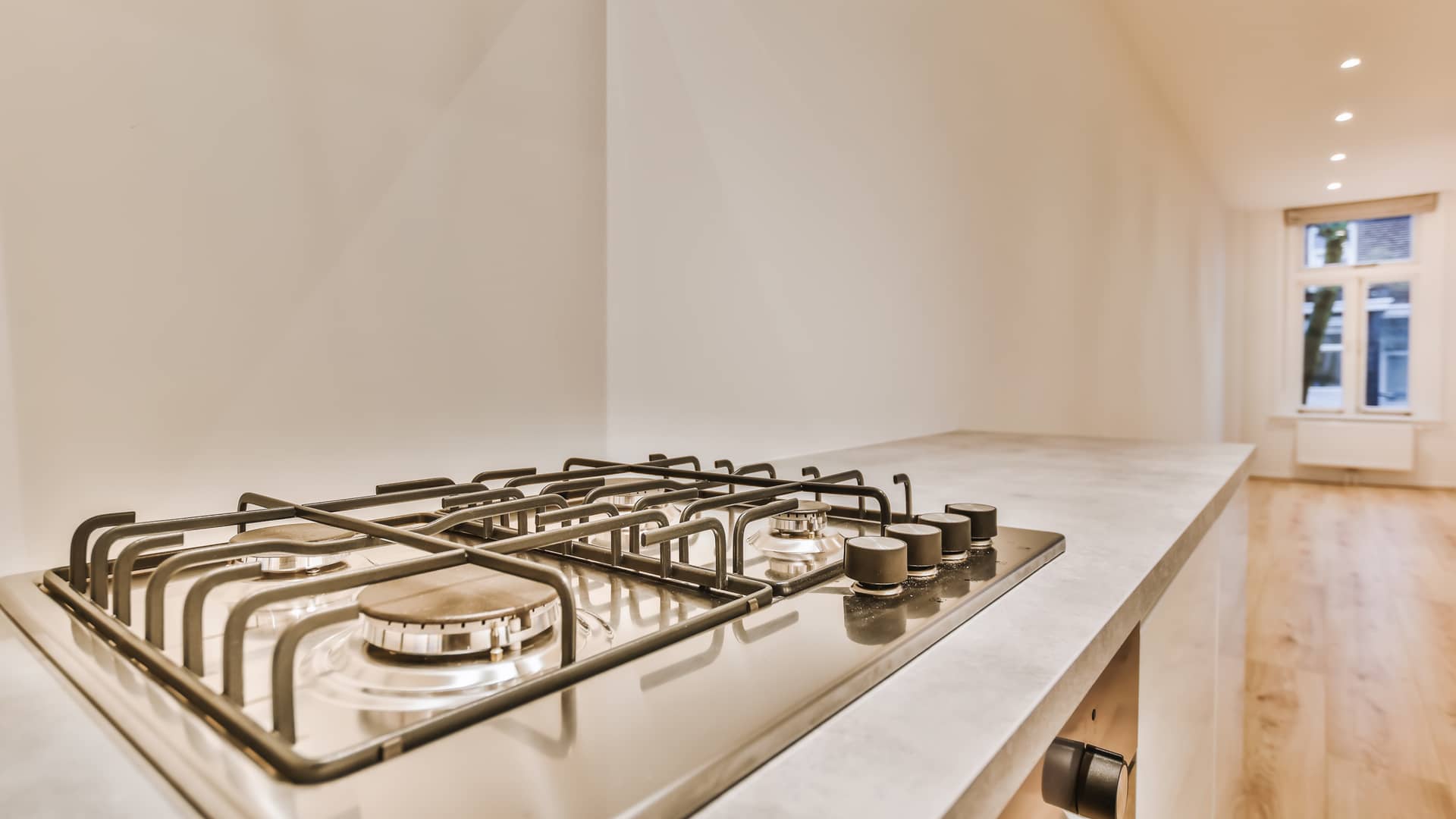 Cocina de gas reluciente en un piso sin muebles que se ha puesto a la venta, por lo que se ha dado de baja el contrato de gas natural Cocina de gas reluciente en un piso sin muebles que se ha puesto a la venta, por lo que se ha dado de baja el contrato de gas natural