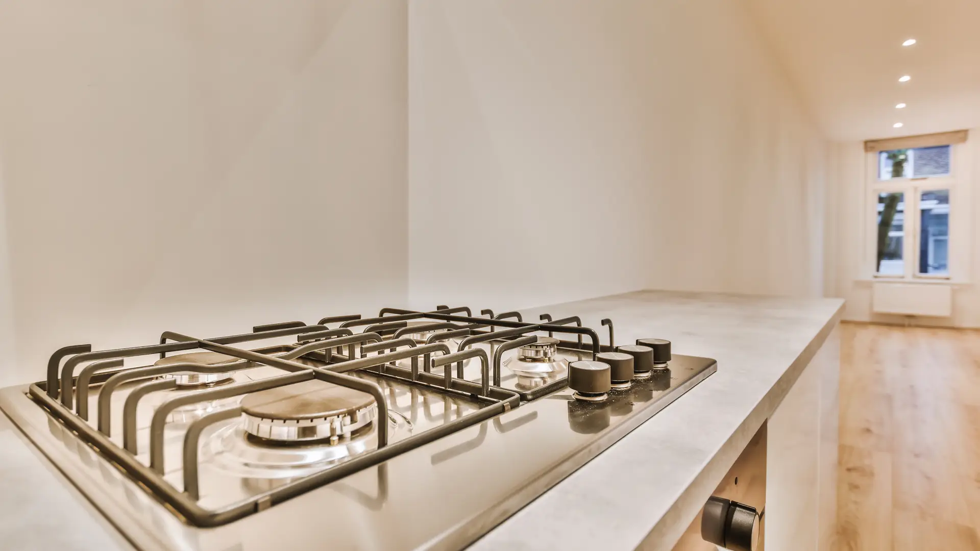 Cocina de gas reluciente en un piso sin muebles que se ha puesto a la venta, por lo que se ha dado de baja el contrato de gas natural