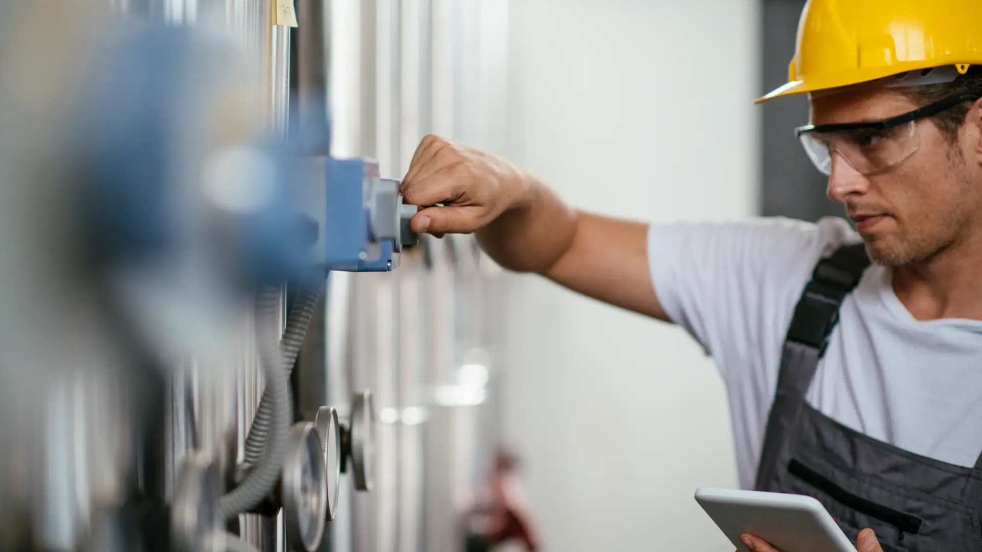 Técnico de gas revisando enganche