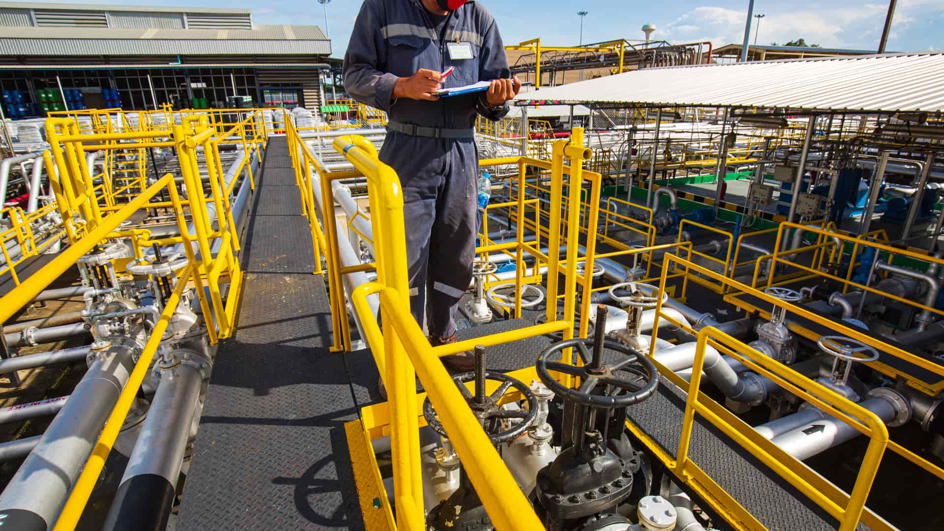 Técnico realiza una inspección en un gaseoducto de una de las tuberías responsable de la distribución del gas natural