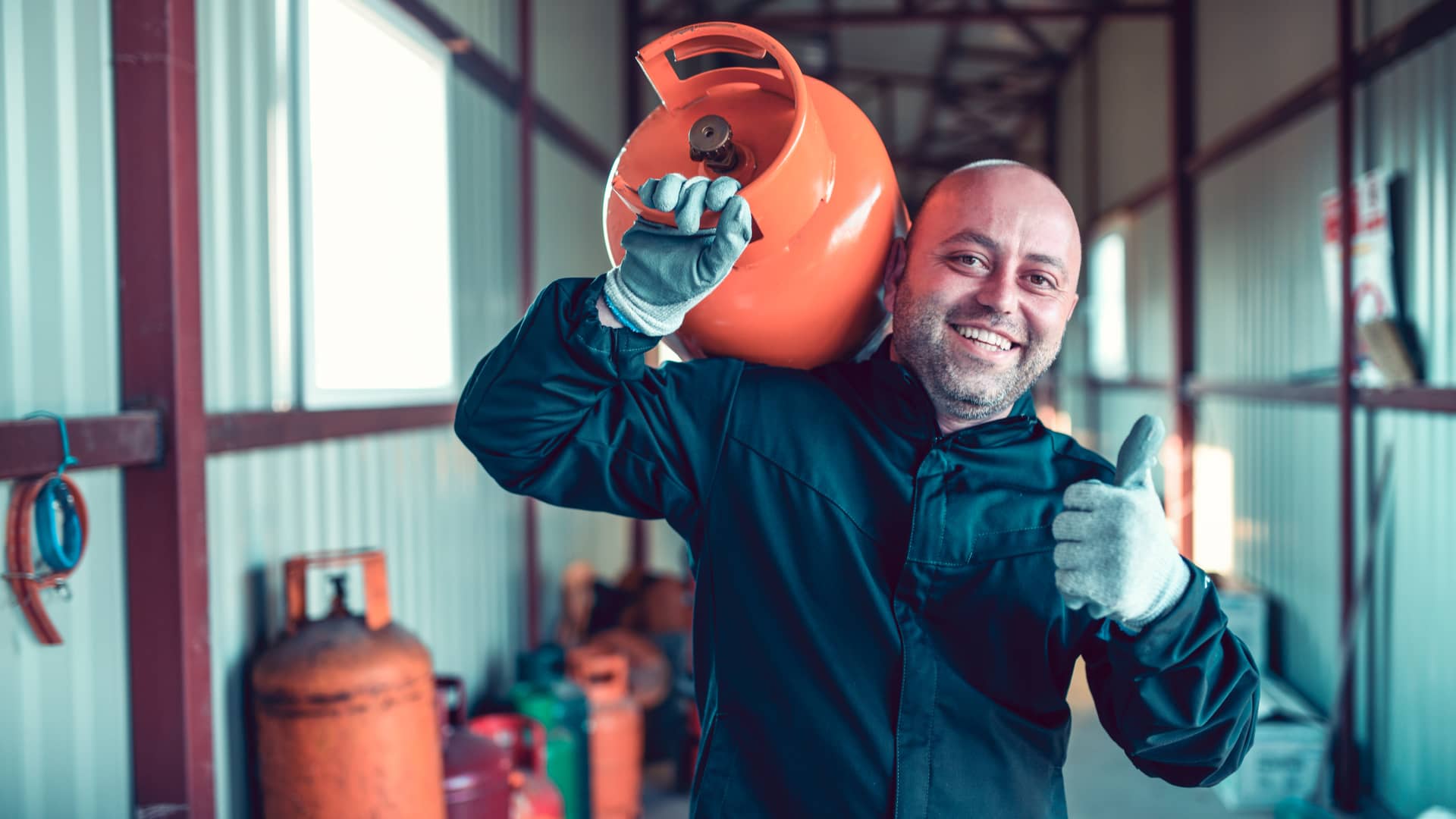 Trabajador con bombona de gas butano Trabajador con bombona de gas butano