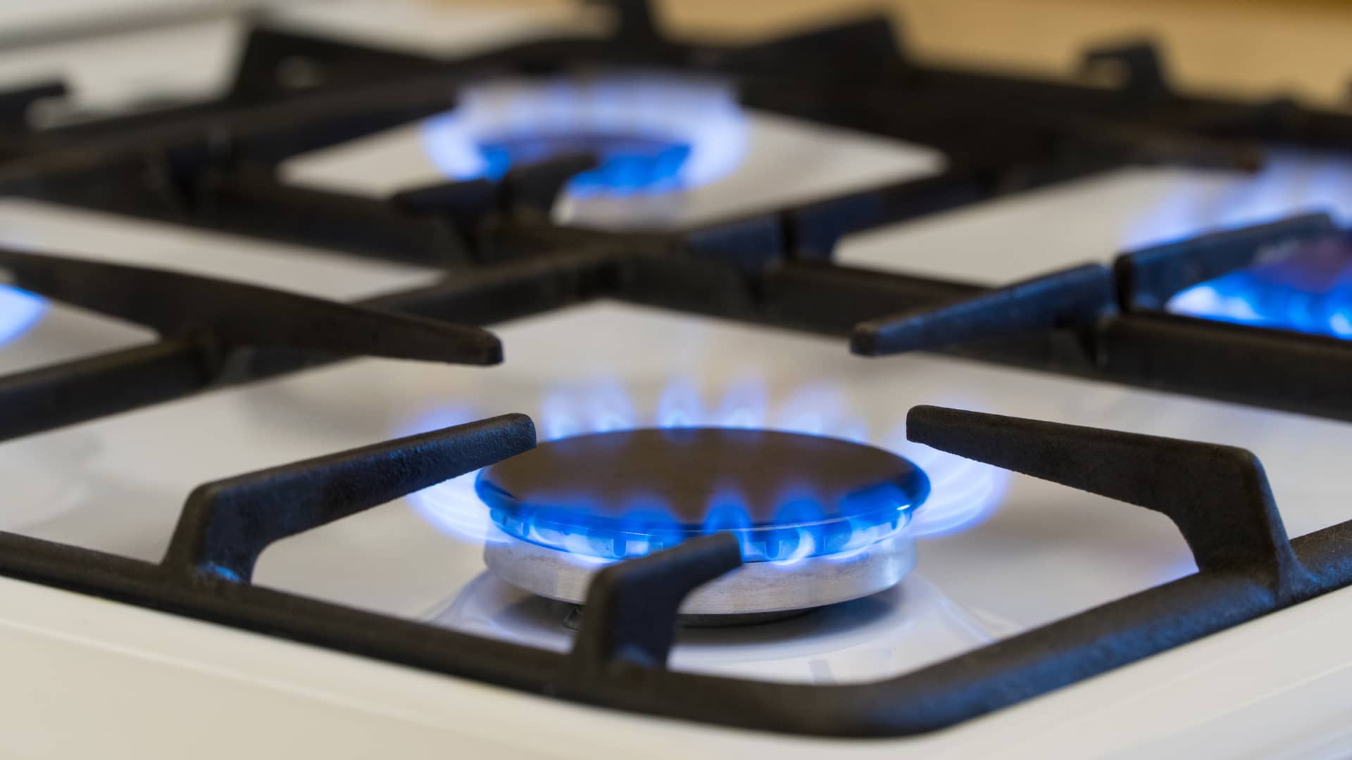 Cocina de gas con los fuegos encendidos que podría funcionar mediante propano o gas natural cuyas diferencias y ventajas detallaremos Cocina de gas con los fuegos encendidos que podría funcionar mediante propano o gas natural cuyas diferencias y ventajas detallaremos