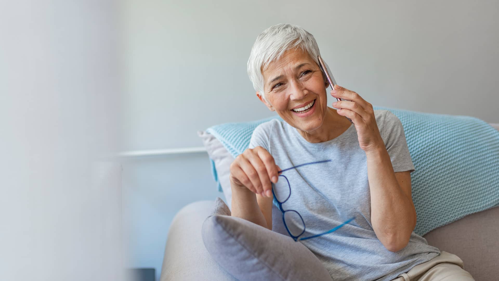 Mujer hablando por teléfono para aumentar potencia eléctrica