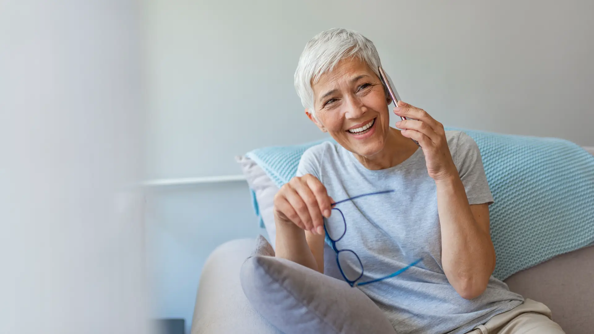 Mujer hablando por teléfono para aumentar potencia eléctrica Mujer hablando por teléfono para aumentar potencia eléctrica
