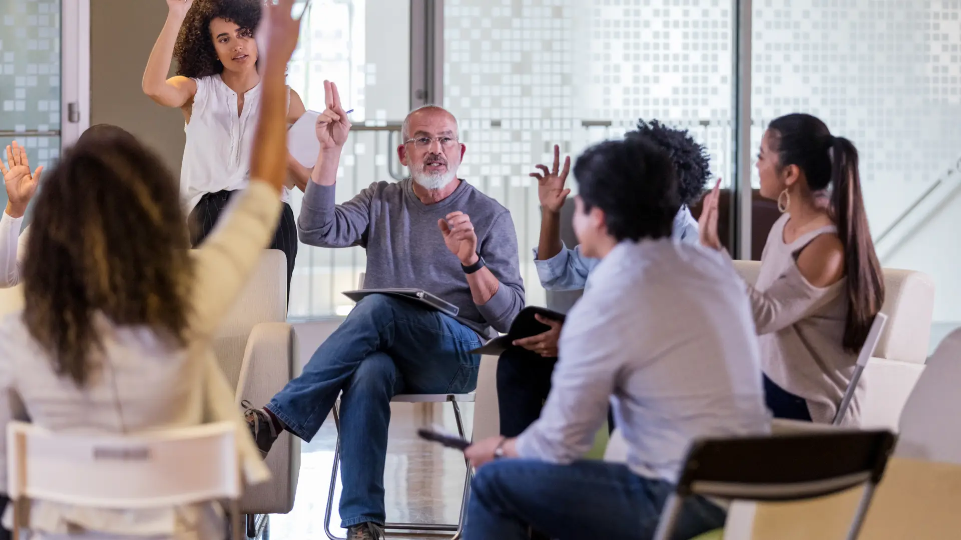 Vecinos de comunidad debatiendo sobre alto consumo eléctrico Vecinos de comunidad debatiendo sobre alto consumo eléctrico