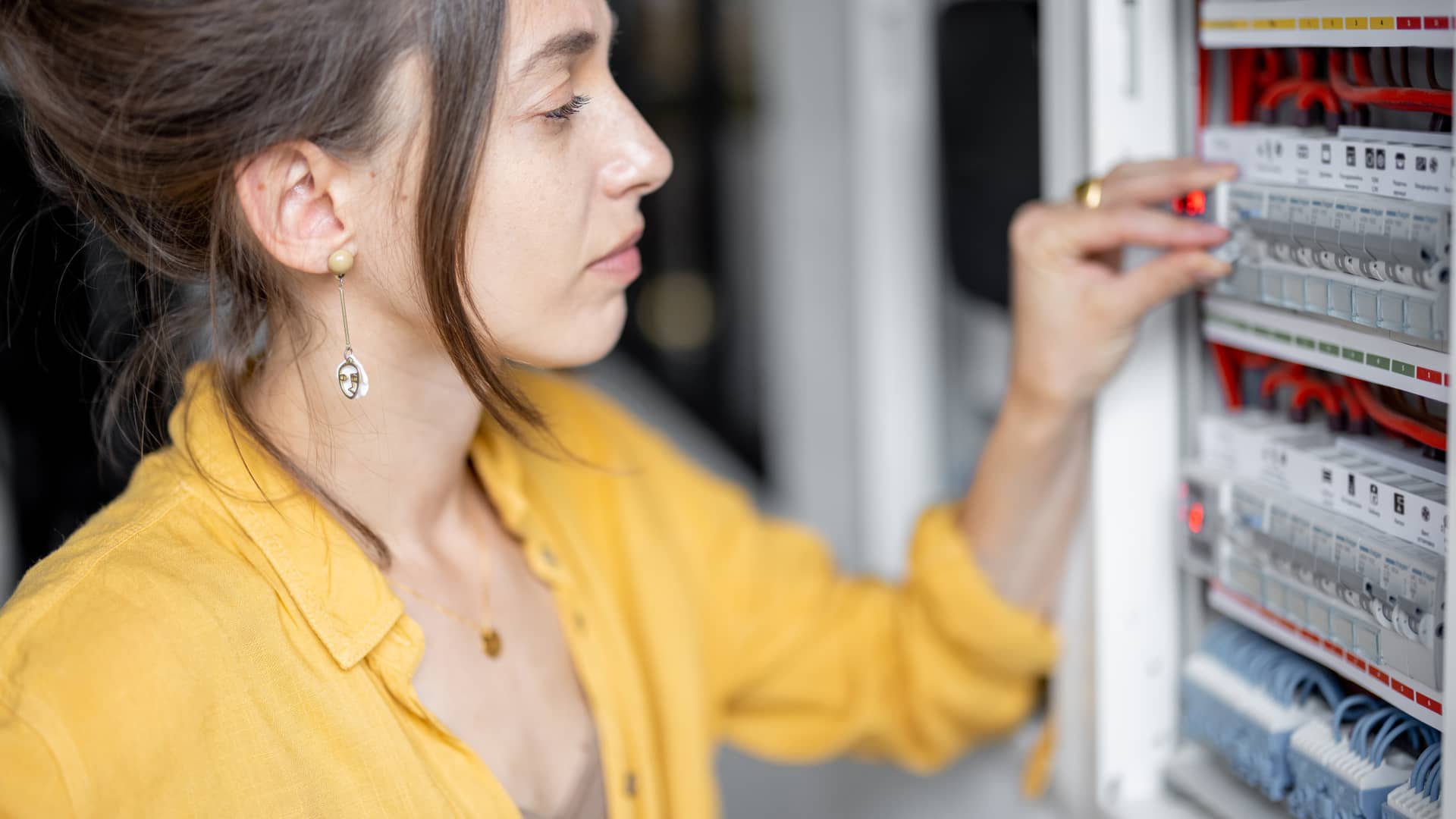 Mujer revisando la acometida de su edificio Mujer revisando la acometida de su edificio