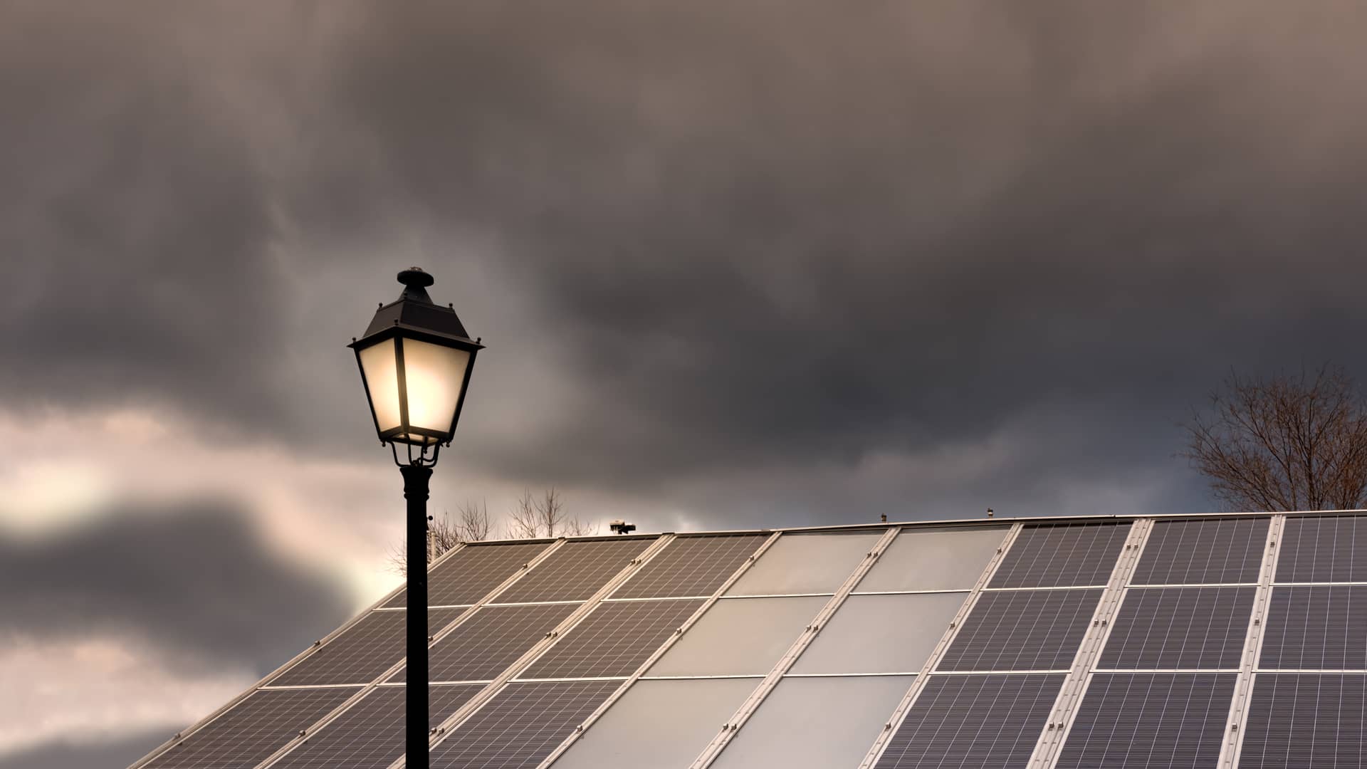Farola a la cual está el enganche de luz de las placas solares Farola a la cual está el enganche de luz de las placas solares