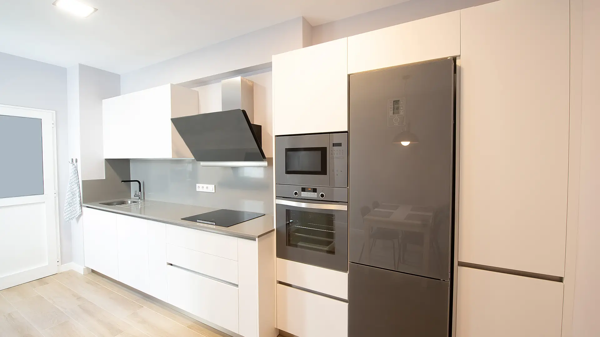 En la cocina prodemos encontrar eletrodomésticos como el frigorífico y el microondas que producen la llamada energía reactiva en nuestra factura En la cocina prodemos encontrar eletrodomésticos como el frigorífico y el microondas que producen la llamada energía reactiva en nuestra factura