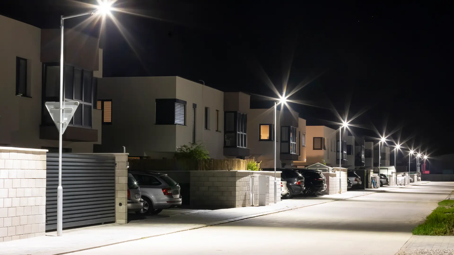 Luces de farolas de las cuales parte las acometidas a las diferentes viviendas Luces de farolas de las cuales parte las acometidas a las diferentes viviendas