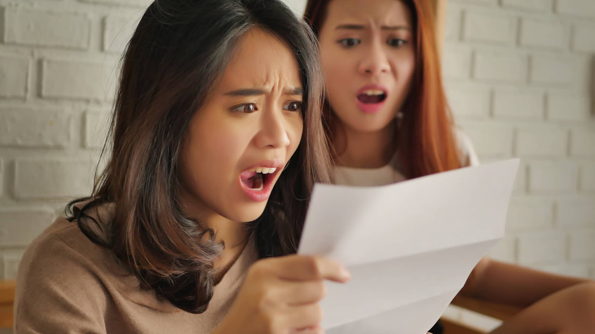 Mujeres sorprendidas y frustradas por la excesiva factura de la luz que han recibido Mujeres sorprendidas y frustradas por la excesiva factura de la luz que han recibido