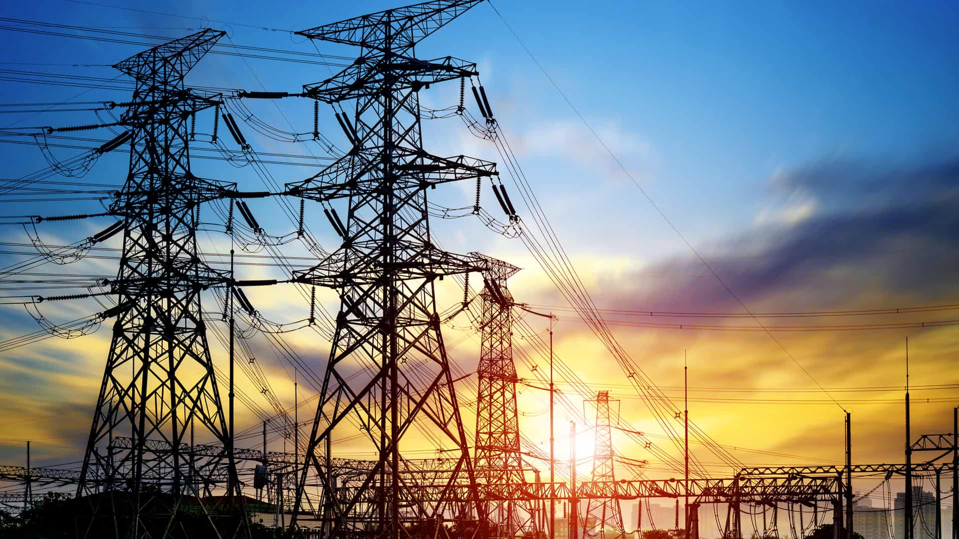 Torre de alambre de alta tensión al atardecer al atardecer a traves de las cuales venden energías las comercializadoras Torre de alambre de alta tensión al atardecer al atardecer a traves de las cuales venden energías las comercializadoras