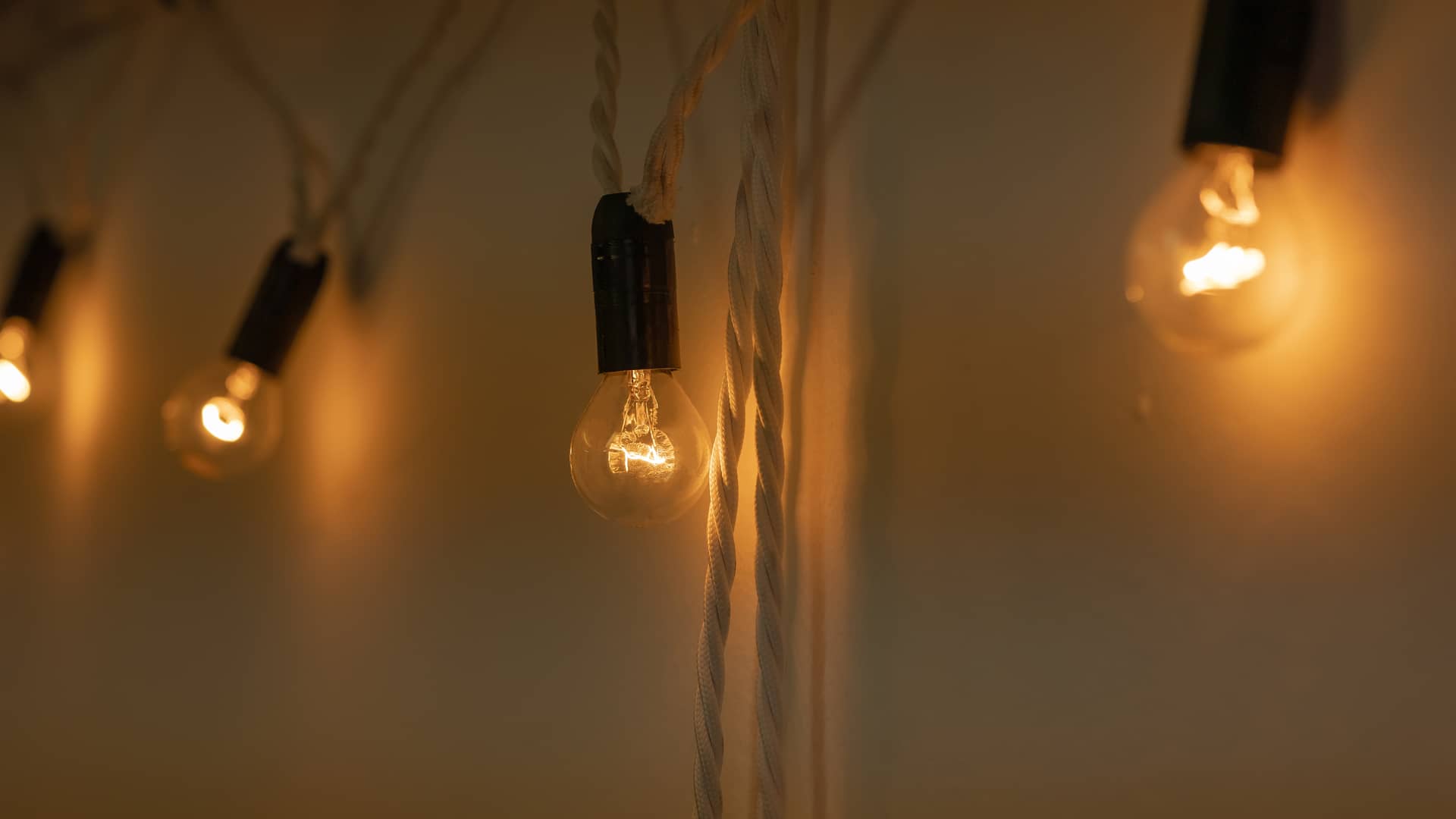 bombillas colgadas de la pared con una cuerda que representa las ofertas del black friday en energia bombillas colgadas de la pared con una cuerda que representa las ofertas del black friday en energia