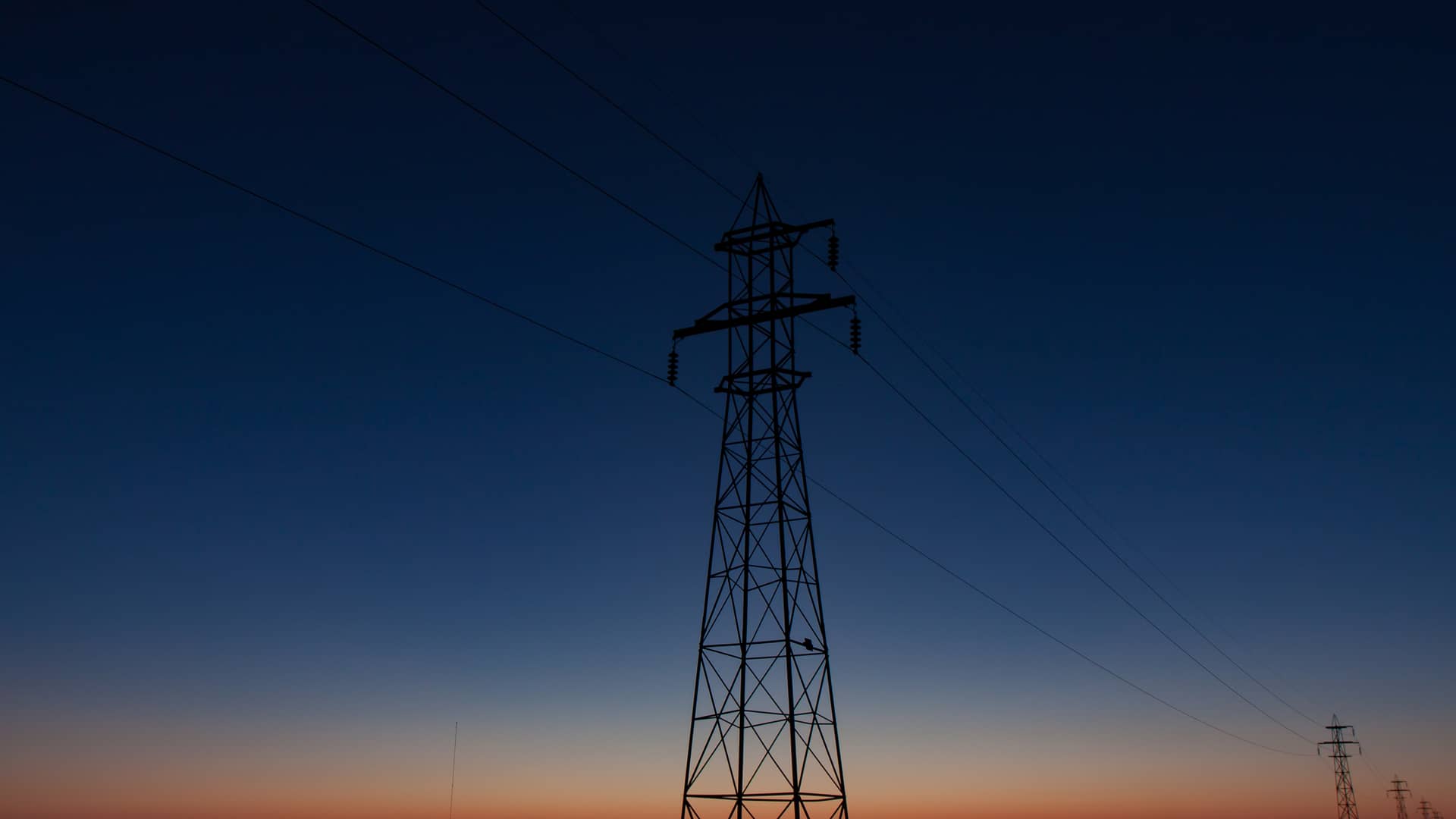 Cables de alta tensión para distribuir energía a todos los hogares