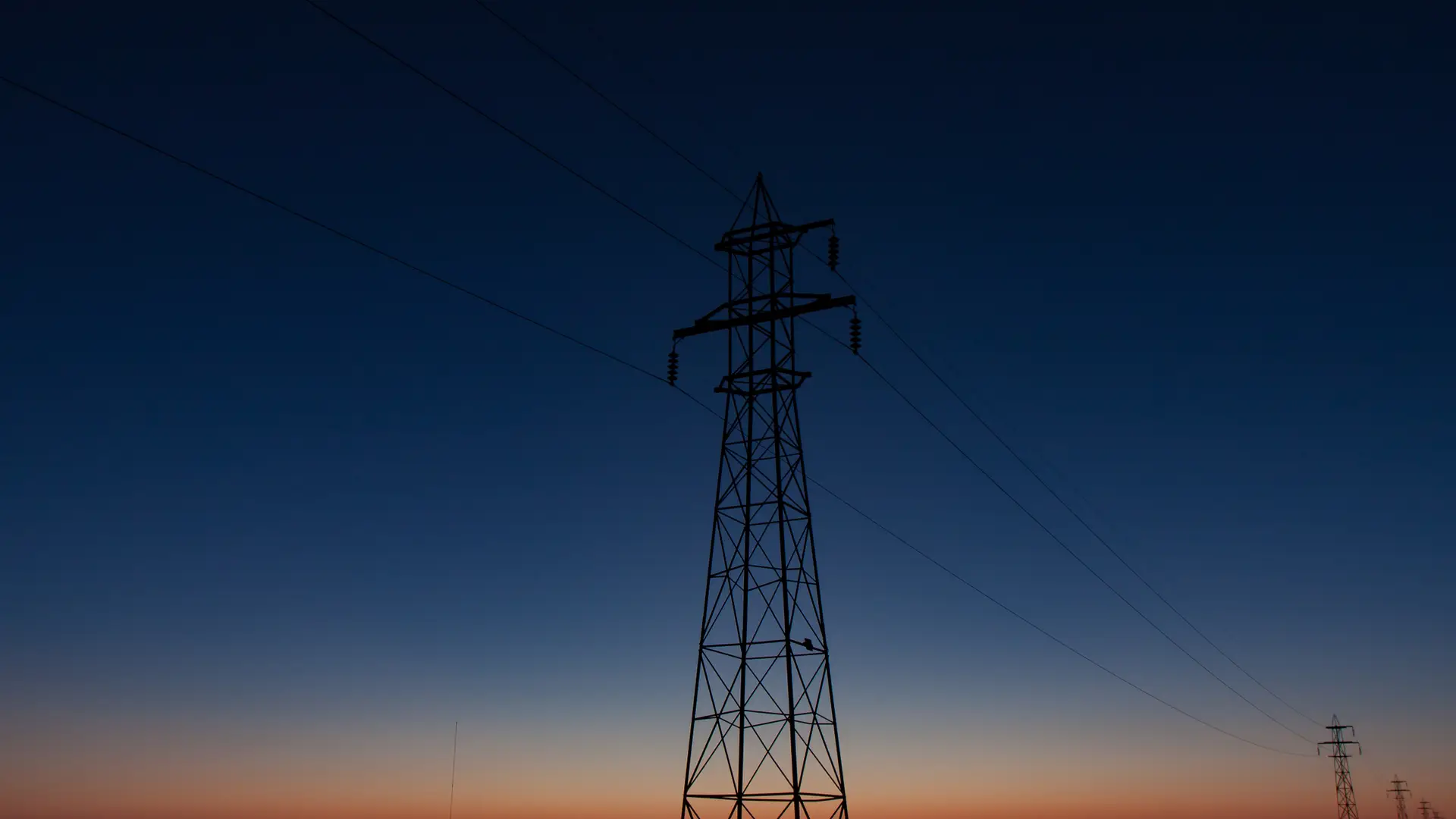 Cables de alta tensión para distribuir energía a todos los hogares Cables de alta tensión para distribuir energía a todos los hogares