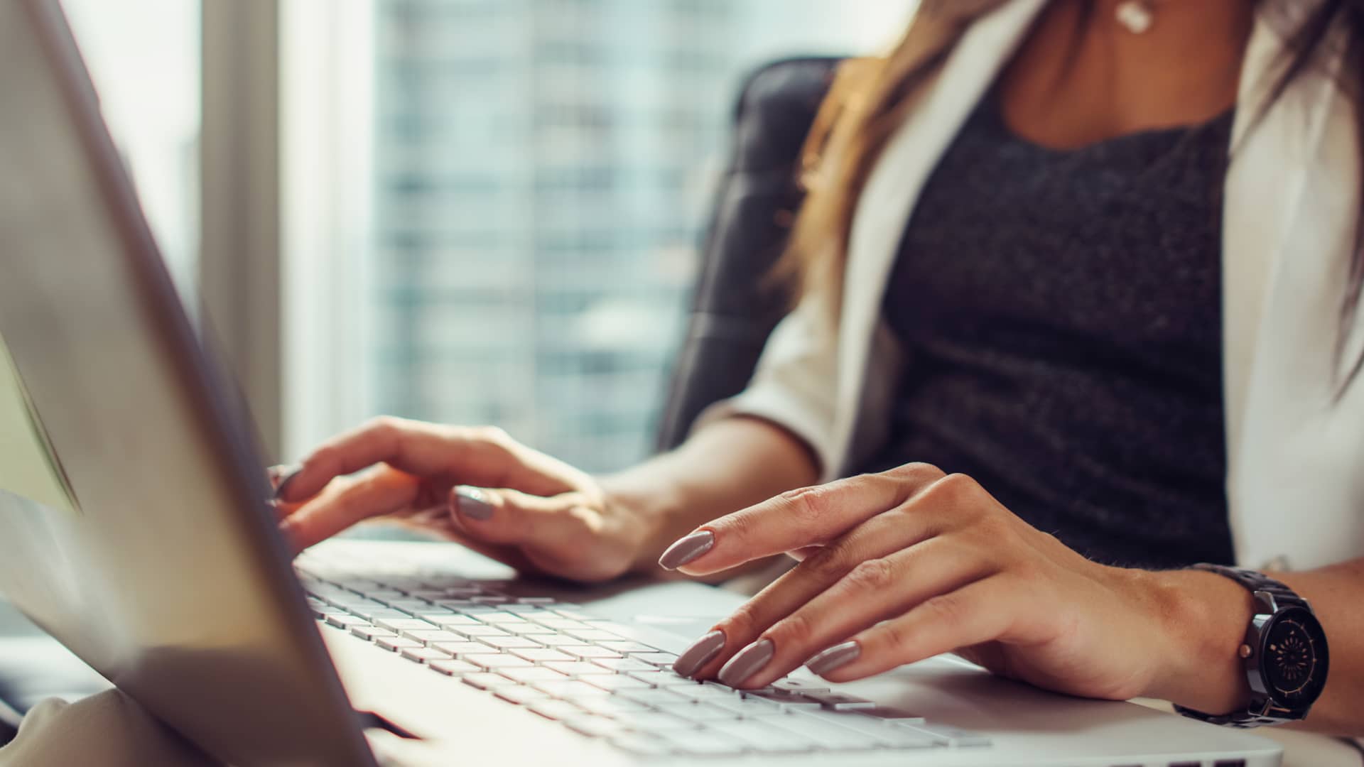 Mujer pagando por internet con su portátil recibo de la luz Mujer pagando por internet con su portátil recibo de la luz