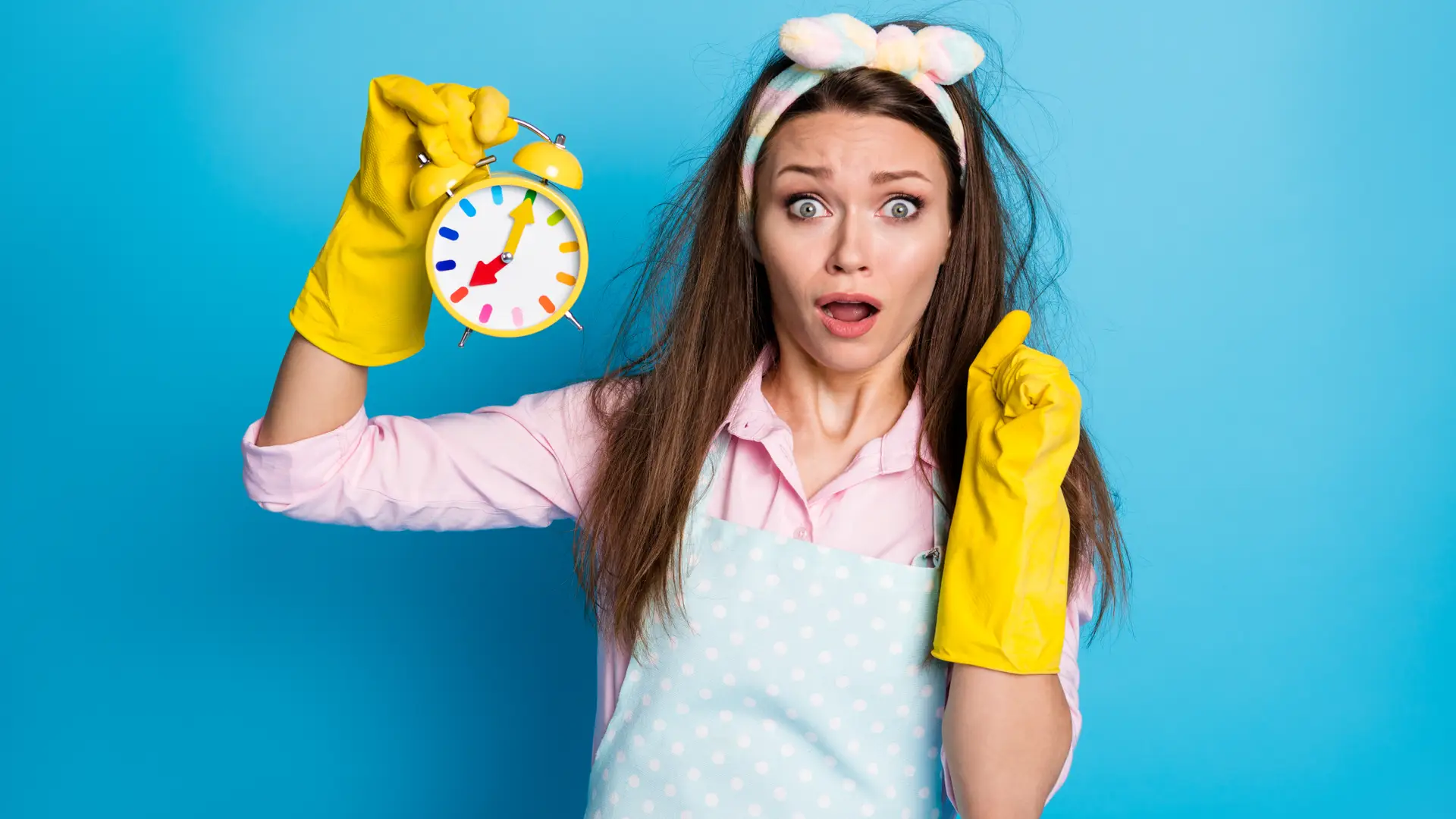 Ama de casa pendiente de la hora y el precio de la luz de la franja horaria correspondiente, para poder organizarse del modo más económico posible con la discriminación horaria Ama de casa pendiente de la hora y el precio de la luz de la franja horaria correspondiente, para poder organizarse del modo más económico posible con la discriminación horaria