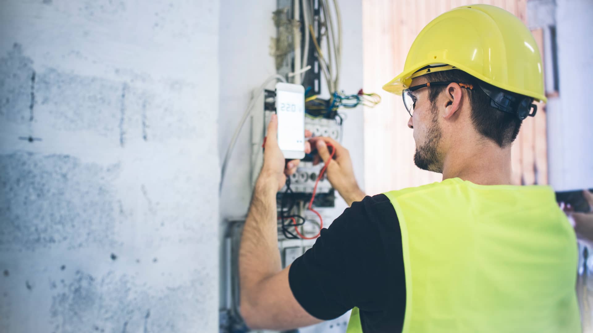 Técnico de compañía energética dando servicio de mantemiento Técnico de compañía energética dando servicio de mantemiento