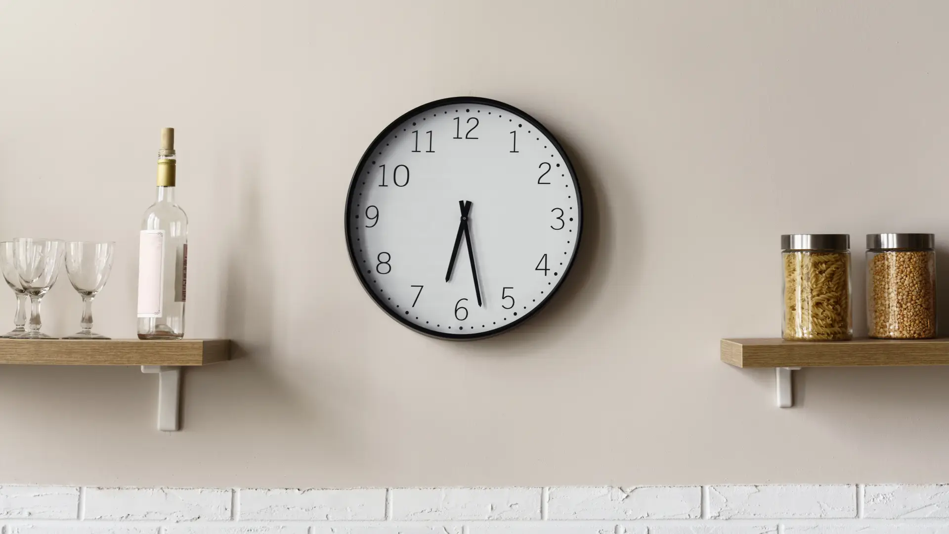 Reloj de pared al cual le quedan unas horas para la discriminación horaria Reloj de pared al cual le quedan unas horas para la discriminación horaria
