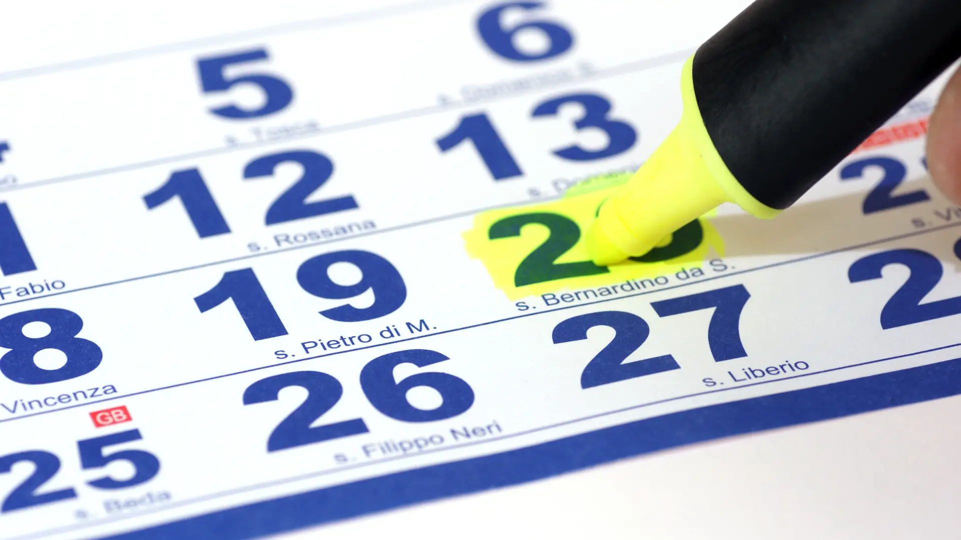 Persona marcando en el calendario cita previa hacienda Persona marcando en el calendario cita previa hacienda